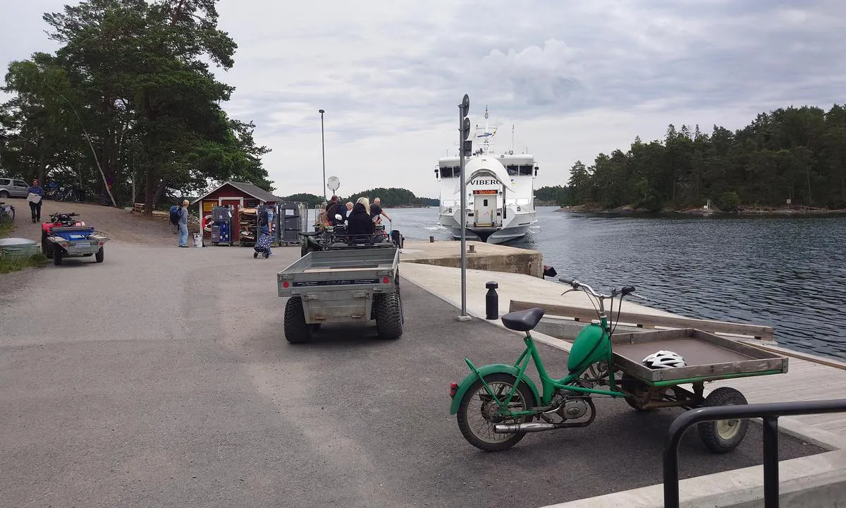 Svartsö Gästhamn: {"base": "en", "no": "En ferge ankommer.", "se": "En f\u00e4rja anl\u00e4nder.", "en": "A Ferry is arriving.", "da": "En f\u00e6rge ankommer.", "fr": "Un ferry arrive.", "de": "Eine F\u00e4hre kommt an.", "es": "Un ferry est\u00e1 llegando.", "it": "Un traghetto sta arrivando.", "pt": "Est\u00e1 a chegar um ferry.", "nl": "Er komt een veerboot aan.", "pl": "Nadp\u0142ywa prom.", "uk": "\u041f\u0430\u0440\u043e\u043c \u043f\u0440\u0438\u0431\u0443\u0432\u0430\u0454.", "ro": "Un feribot sose\u0219te.", "tr": "Bir feribot geliyor.", "el": "\u0388\u03bd\u03b1 \u03c0\u03bb\u03bf\u03af\u03bf \u03c6\u03ad\u03c1\u03c1\u03c5 \u03ba\u03b1\u03c4\u03b1\u03c6\u03b8\u03ac\u03bd\u03b5\u03b9.", "cs": "P\u0159ij\u00ed\u017ed\u00ed trajekt.", "hu": "Egy komp \u00e9rkezik.", "fi": "Lautta on saapumassa.", "bg": "\u0424\u0435\u0440\u0438\u0431\u043e\u0442 \u043f\u0440\u0438\u0441\u0442\u0438\u0433\u0430.", "sr": "Trajekt sti\u017ee.", "et": "Praam saabub.", "lv": "Piebrauc pr\u0101mis.", "lt": "Keltas atvyksta."}