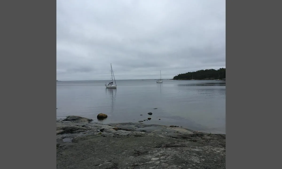 {"base": "en", "no": "Ankring i Svartviken", "se": "Ankring i Svartviken", "en": "Anchoring in Svartviken", "da": "Ankring i Svartviken", "fr": "Ancrage \u00e0 Svartviken", "de": "Ankern in Svartviken", "es": "Anclaje en Svartviken", "it": "Ancorare a Svartviken", "pt": "Ancoragem em Svartviken", "nl": "Ankeren in Svartviken", "pl": "Kotwiczenie w Svartviken", "uk": "\u042f\u043a\u0456\u0440\u043d\u0430 \u0441\u0442\u043e\u044f\u043d\u043a\u0430 \u0432 \u0421\u0432\u0430\u0440\u0442\u0432\u0456\u043a\u0435\u043d\u0456", "ro": "Ancorarea \u00een Svartviken", "tr": "Svartviken'de Demirleme", "el": "\u0391\u03b3\u03ba\u03c5\u03c1\u03bf\u03b2\u03cc\u03bb\u03b7\u03c3\u03b7 \u03c3\u03c4\u03bf \u03a3\u03b2\u03ac\u03c1\u03c4\u03b2\u03b9\u03ba\u03b5\u03bd", "cs": "Kotven\u00ed v Svartvikenu", "hu": "Horgonyz\u00e1s Svartvikenben", "fi": "Ankkurointi Svartvikeniss\u00e4", "bg": "\u0417\u0430\u043a\u043e\u0442\u0432\u044f\u043d\u0435 \u0432 \u0421\u0432\u0430\u0440\u0442\u0432\u0438\u043a\u0435\u043d", "sr": "Sidrenje u Svartvikenu", "et": "Ankurdamine Svartvikeni", "lv": "Enkuro\u0161ana Svartviken\u0101", "lt": "Inkaravimasis Svartvikene"}