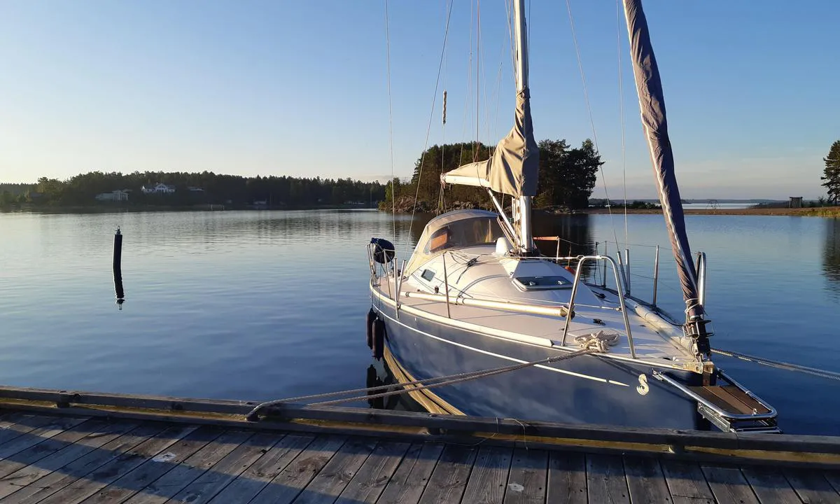 Svegön: Akterfortøyning i bøyer.