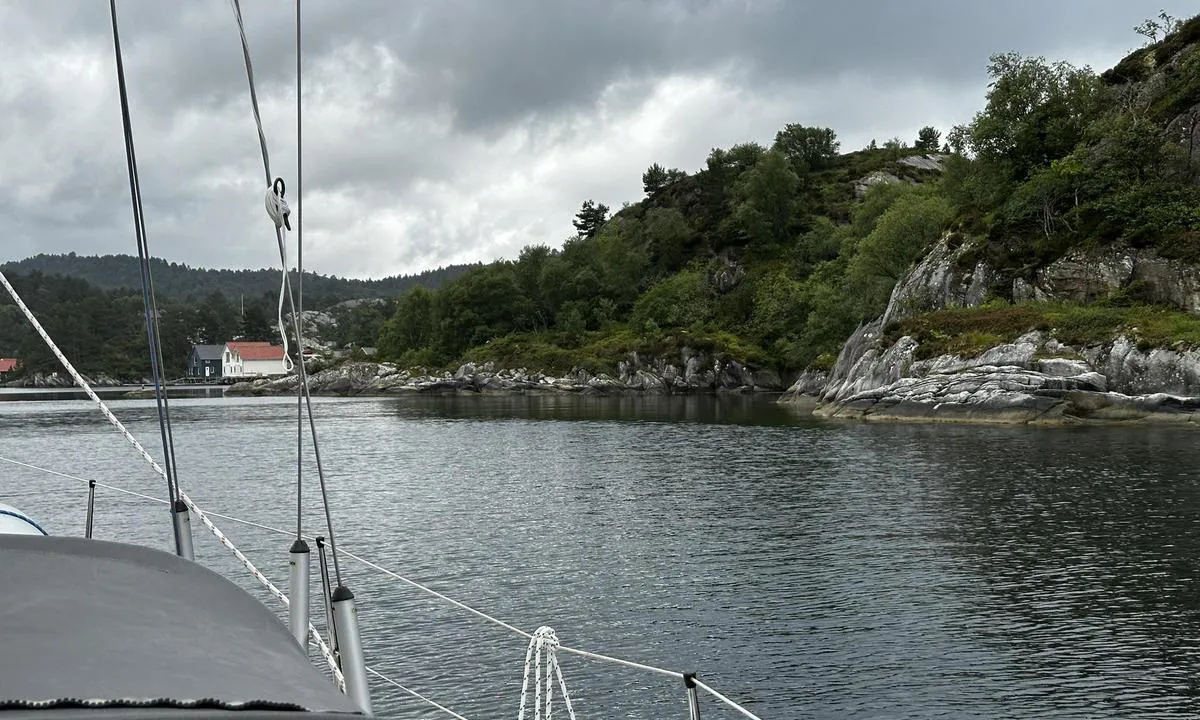 Sveio Båtforening - Buavågen: {"base": "no", "no": "Innseilingen til havna, her er det viktig \u00e5 f\u00f8lge det stakene forteller deg. F\u00f8lg det vestre l\u00f8pet inn.", "se": "Inseglingen till hamnen, h\u00e4r \u00e4r det viktigt att f\u00f6lja vad prickarna s\u00e4ger dig. F\u00f6lj den v\u00e4stra farleden in.", "en": "The entrance to the harbor, it is important to follow what the beacons tell you. Follow the western channel in.", "da": "Indsejlingen til havnen, her er det vigtigt at f\u00f8lge, hvad b\u00e5ker og b\u00f8jer fort\u00e6ller dig. F\u00f8lg den vestlige rute ind."}