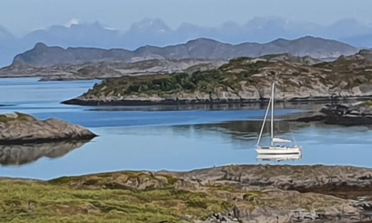 Store Svællingen Fredriksberg: Møljeholet. Ankerdybde 8 meter, sandbunn.
Lave holmer og skjær, derfor vindutsatt fra alle retninger.
Ellers et skjærgårdsidyll.