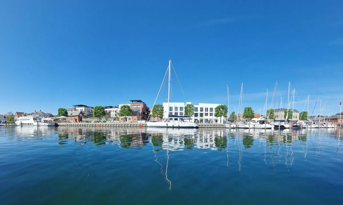 Svendborg Gæstehavn: {"base": "en", "no": "Ser fra gangbroen over til bygningene ved havnen", "se": "Ser \u00f6ver fr\u00e5n den flytande bron till byggnaderna vid hamnen", "en": "Looking across from the floating bridge to the buildings by the harbour", "da": "At kigge tv\u00e6rs over fra den flydende bro til bygningerne ved havnen", "fr": "En regardant depuis le pont flottant vers les b\u00e2timents pr\u00e8s du port", "de": "Blick von der Schwimmbr\u00fccke zu den Geb\u00e4uden am Hafen", "es": "Mirando desde el puente flotante hacia los edificios del puerto", "it": "Guardando dalla passerella galleggiante agli edifici vicino al porto", "pt": "Olhando do flutuador para os edif\u00edcios junto ao porto", "nl": "Kijkend vanaf de pontonbrug naar de gebouwen bij de haven", "pl": "Patrz\u0105c przez most pontonowy na budynki przy porcie", "uk": "\u0414\u0438\u0432\u043b\u044f\u0447\u0438\u0441\u044c \u0447\u0435\u0440\u0435\u0437 \u043f\u043e\u043d\u0442\u043e\u043d\u043d\u0438\u0439 \u043c\u0456\u0441\u0442 \u043d\u0430 \u0431\u0443\u0434\u0456\u0432\u043b\u0456 \u0431\u0456\u043b\u044f \u0433\u0430\u0432\u0430\u043d\u0456", "ro": "Privind de peste podul plutitor c\u0103tre cl\u0103dirile de l\u00e2ng\u0103 port", "tr": "Y\u00fczer k\u00f6pr\u00fcden liman\u0131n yan\u0131ndaki binalara bak\u0131\u015f", "el": "\u039a\u03bf\u03b9\u03c4\u03ac\u03b6\u03bf\u03bd\u03c4\u03b1\u03c2 \u03b1\u03c0\u03cc \u03c4\u03b7\u03bd \u03c0\u03bb\u03c9\u03c4\u03ae \u03b3\u03ad\u03c6\u03c5\u03c1\u03b1 \u03c0\u03c1\u03bf\u03c2 \u03c4\u03b1 \u03ba\u03c4\u03af\u03c1\u03b9\u03b1 \u03b4\u03af\u03c0\u03bb\u03b1 \u03c3\u03c4\u03bf \u03bb\u03b9\u03bc\u03ac\u03bd\u03b9", "cs": "Pohled p\u0159es plovouc\u00ed most na budovy u p\u0159\u00edstavu", "hu": "N\u00e9zve a lebeg\u0151 h\u00eddr\u00f3l a kik\u00f6t\u0151n\u00e9l l\u00e9v\u0151 \u00e9p\u00fcletekre", "fi": "Katsoen kelluvalta sillalta sataman rakennuksiin", "bg": "\u0413\u043b\u0435\u0434\u0430\u0439\u043a\u0438 \u043e\u0442 \u043f\u043b\u0430\u0432\u0430\u0449\u0438\u044f \u043c\u043e\u0441\u0442 \u043a\u044a\u043c \u0441\u0433\u0440\u0430\u0434\u0438\u0442\u0435 \u043f\u0440\u0438 \u043f\u0440\u0438\u0441\u0442\u0430\u043d\u0438\u0449\u0435\u0442\u043e", "sr": "Gledaju\u0107i preko plutaju\u0107eg mosta ka zgradama pored luke", "et": "Vaadates \u00fcle ujuvsilla sadama\u00e4\u00e4rsete hoonete poole", "lv": "Paveroties p\u0101ri no peldo\u0161\u0101 tilta uz \u0113k\u0101m pie ostas", "lt": "\u017dvelgiant i\u0161 plaukiojan\u010dio tilto \u012f pastatus prie uosto"}