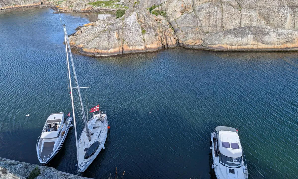 Svenner Fyr: {"base": "en", "no": "Bilde ovenfra den tredekket bryggen i den indre delen av havnen.", "se": "Foto fr\u00e5n ovanf\u00f6r tr\u00e4bryggan i den inre delen av hamnen.", "en": "Photo from above the wooden dock in the inner part of the harbour.", "da": "Foto fra oven over tr\u00e6broen i den indre del af havnen.", "fr": "Photo prise du dessus du quai en bois dans la partie int\u00e9rieure du port.", "de": "Foto von oben auf den Holzsteg im inneren Teil des Hafens.", "es": "Foto desde arriba del muelle de madera en la parte interior del puerto.", "it": "Foto dall'alto del molo di legno nella parte interna del porto.", "pt": "Foto a\u00e9rea do cais de madeira na parte interna do porto.", "nl": "Foto van boven de houten steiger in het binnenste deel van de haven.", "pl": "Zdj\u0119cie z lotu ptaka nad drewnianym pomostem w wewn\u0119trznej cz\u0119\u015bci portu.", "uk": "\u0424\u043e\u0442\u043e \u0437 \u0432\u0438\u0441\u043e\u0442\u0438 \u043d\u0430\u0434 \u0434\u0435\u0440\u0435\u0432'\u044f\u043d\u0438\u043c \u043f\u0440\u0438\u0447\u0430\u043b\u043e\u043c \u0443 \u0432\u043d\u0443\u0442\u0440\u0456\u0448\u043d\u0456\u0439 \u0447\u0430\u0441\u0442\u0438\u043d\u0456 \u0433\u0430\u0432\u0430\u043d\u0456.", "ro": "Fotografie deasupra debarcaderului de lemn din partea interioar\u0103 a portului.", "tr": "Limandaki i\u00e7 k\u0131sm\u0131nda yer alan ah\u015fap iskeleye yukar\u0131dan \u00e7ekilmi\u015f foto\u011fraf.", "el": "\u03a6\u03c9\u03c4\u03bf\u03b3\u03c1\u03b1\u03c6\u03af\u03b1 \u03b1\u03c0\u03cc \u03c0\u03ac\u03bd\u03c9 \u03b1\u03c0\u03cc \u03c4\u03b7\u03bd \u03be\u03cd\u03bb\u03b9\u03bd\u03b7 \u03b1\u03c0\u03bf\u03b2\u03ac\u03b8\u03c1\u03b1 \u03c3\u03c4\u03bf \u03b5\u03c3\u03c9\u03c4\u03b5\u03c1\u03b9\u03ba\u03cc \u03bc\u03ad\u03c1\u03bf\u03c2 \u03c4\u03bf\u03c5 \u03bb\u03b9\u03bc\u03b1\u03bd\u03b9\u03bf\u03cd.", "cs": "Fotografie z v\u00fd\u0161ky nad d\u0159ev\u011bn\u00fdm molem ve vnit\u0159n\u00ed \u010d\u00e1sti p\u0159\u00edstavu.", "hu": "Fot\u00f3 a bels\u0151 kik\u00f6t\u0151r\u00e9szben tal\u00e1lhat\u00f3 fah\u00eddr\u00f3l.", "fi": "Ilmakuva puiselta laiturilta sataman sis\u00e4osassa.", "bg": "\u0421\u043d\u0438\u043c\u043a\u0430 \u043e\u0442\u0433\u043e\u0440\u0435 \u043d\u0430 \u0434\u044a\u0440\u0432\u0435\u043d\u0438\u044f \u0434\u043e\u043a \u0432\u044a\u0432 \u0432\u044a\u0442\u0440\u0435\u0448\u043d\u0430\u0442\u0430 \u0447\u0430\u0441\u0442 \u043d\u0430 \u043f\u0440\u0438\u0441\u0442\u0430\u043d\u0438\u0449\u0435\u0442\u043e.", "sr": "Fotografija iznad drvenog doka u unutra\u0161njem delu luke.", "et": "Foto puidust kaist sadama sisemises osas.", "lv": "Foto no aug\u0161as koka piest\u0101tnei ostas iek\u0161\u0113j\u0101 da\u013c\u0101.", "lt": "Nuotrauka i\u0161 vir\u0161aus vir\u0161 medinio prieplaukos uosto vidin\u0117je dalyje."}