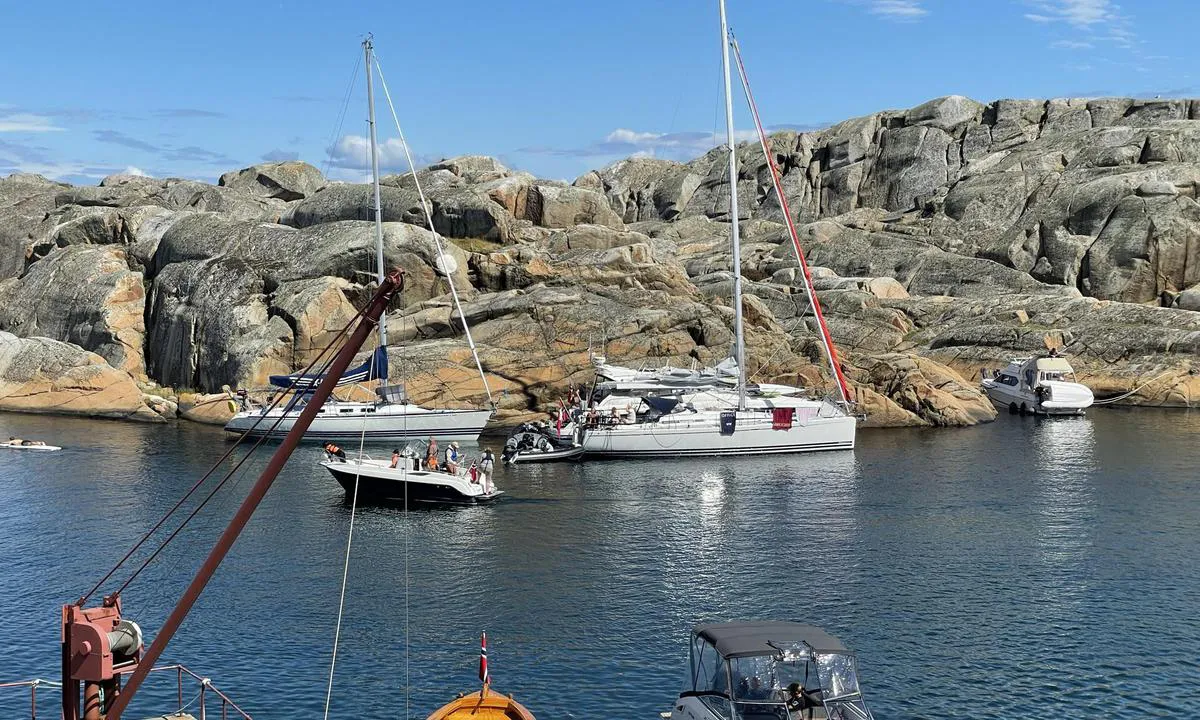 Svenner Fyr: Gode fortøyningsmuligheter på fjellet mot øst, bra med bolter i fjellet.