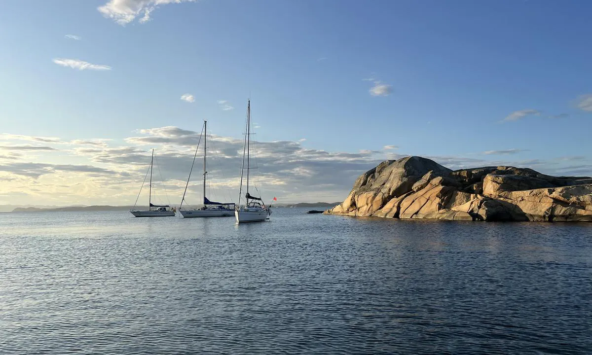 Svennerfyr stranda: Åpent ut mot nord/Larviksfjorden og Viksfjord. Uegnet ved nordlige vindretninger.