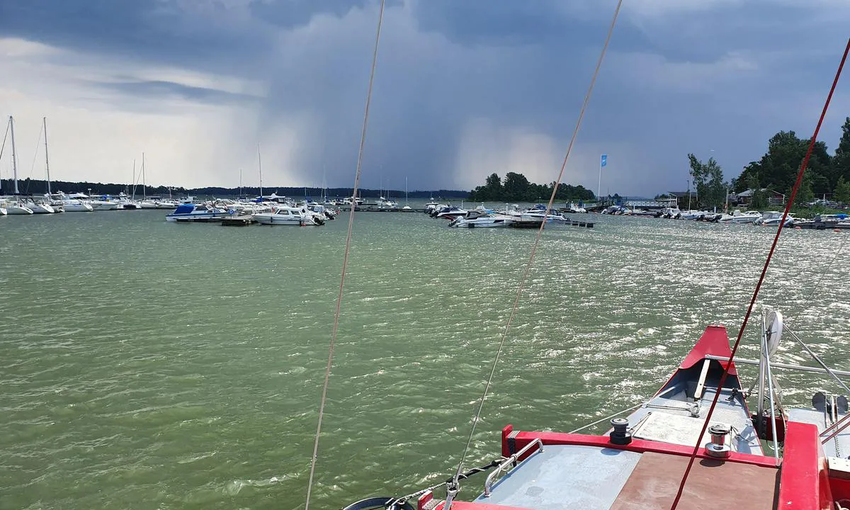Svinön venesatama: {"base": "en", "no": "Ser s\u00f8rover over havnen. Drivstoffbryggen n\u00e5s fra \u00d8 S\u00d8 og den er under det bl\u00e5 flagget. \u00c5pen 24/7 med automat.", "se": "Ser s\u00f6derut \u00f6ver hamnen. Br\u00e4nsledocken n\u00e5s fr\u00e5n E SV och den \u00e4r under den bl\u00e5 flaggan. \u00d6ppen 24/7 med automat.", "en": "Looking south across the harbour. Fuel dock is accessed from the E SE and it is under the blue flag. Open 24/7 with automat.", "da": "Kig sydp\u00e5 over havnen. Br\u00e6ndstofbroen tilg\u00e5s fra \u00d8S\u00d8 og den er under det bl\u00e5 flag. \u00c5ben 24/7 med automat.", "fr": "Vue vers le sud \u00e0 travers le port. Le quai \u00e0 carburant est accessible depuis l'E SE et il est sous le drapeau bleu. Ouvert 24h/24 et 7j/7 avec un automate.", "de": "Blick nach S\u00fcden \u00fcber den Hafen. Der Tanksteg ist vom O SO zug\u00e4nglich und befindet sich unter der blauen Flagge. Rund um die Uhr ge\u00f6ffnet mit Automat.", "es": "Mirando hacia el sur a trav\u00e9s del puerto. El muelle de combustible se accede desde el E SE y est\u00e1 debajo de la bandera azul. Abierto 24/7 con automatizaci\u00f3n.", "it": "Guardando a sud attraverso il porto. Il molo per il carburante \u00e8 accessibile da E SE ed \u00e8 sotto la bandiera blu. Aperto 24/7 con automat.", "pt": "Olhando para o sul atrav\u00e9s do porto. O posto de combust\u00edvel \u00e9 acessado do E SE e est\u00e1 sob a bandeira azul. Aberto 24/7 com m\u00e1quina autom\u00e1tica.", "nl": "Kijkend naar het zuiden over de haven. De brandstofsteiger is toegankelijk vanuit het E ZO en bevindt zich onder de blauwe vlag. 24/7 geopend met een automaat.", "pl": "Patrz\u0105c na po\u0142udnie przez port. Stacja paliw jest dost\u0119pna od E SE i znajduje si\u0119 pod niebiesk\u0105 flag\u0105. Otwarte 24/7 z automatem.", "uk": "\u0412\u0438\u0434 \u043d\u0430 \u043f\u0456\u0432\u0434\u0435\u043d\u044c \u0447\u0435\u0440\u0435\u0437 \u0433\u0430\u0432\u0430\u043d\u044c. \u041f\u0440\u0438\u0441\u0442\u0430\u043d\u044c \u0434\u043b\u044f \u0437\u0430\u043f\u0440\u0430\u0432\u043a\u0438 \u0434\u043e\u0441\u0442\u0443\u043f\u043d\u0430 \u0437\u0456 \u0441\u0445\u043e\u0434\u0443-\u043f\u0456\u0432\u0434\u0435\u043d\u043d\u043e\u0433\u043e \u0441\u0445\u043e\u0434\u0443 \u0456 \u0437\u043d\u0430\u0445\u043e\u0434\u0438\u0442\u044c\u0441\u044f \u043f\u0456\u0434 \u0441\u0438\u043d\u0456\u043c \u043f\u0440\u0430\u043f\u043e\u0440\u043e\u043c. \u041f\u0440\u0430\u0446\u044e\u0454 \u0446\u0456\u043b\u043e\u0434\u043e\u0431\u043e\u0432\u043e \u0437 \u0430\u0432\u0442\u043e\u043c\u0430\u0442\u043e\u043c.", "ro": "Privind spre sud peste port. Doca de alimentare cu combustibil este accesat\u0103 din E SE \u0219i se afl\u0103 sub steagul albastru. Deschis non-stop cu automat.", "tr": "Liman boyunca g\u00fcneye bak\u0131\u015f. Yak\u0131t iskelesine, E SE'den eri\u015filir ve mavi bayra\u011f\u0131n alt\u0131ndad\u0131r. Otomat ile 24/7 a\u00e7\u0131kt\u0131r.", "el": "\u0392\u03bb\u03ad\u03c0\u03bf\u03bd\u03c4\u03b1\u03c2 \u03bd\u03cc\u03c4\u03b9\u03b1 \u03c0\u03ac\u03bd\u03c9 \u03b1\u03c0\u03cc \u03c4\u03bf \u03bb\u03b9\u03bc\u03ac\u03bd\u03b9. \u0397 \u03b1\u03c0\u03bf\u03b2\u03ac\u03b8\u03c1\u03b1 \u03ba\u03b1\u03c5\u03c3\u03af\u03bc\u03c9\u03bd \u03b5\u03af\u03bd\u03b1\u03b9 \u03c0\u03c1\u03bf\u03c3\u03b2\u03ac\u03c3\u03b9\u03bc\u03b7 \u03b1\u03c0\u03cc \u03c4\u03b7\u03bd \u0391\u039d\u0391 \u03ba\u03b1\u03b9 \u03b2\u03c1\u03af\u03c3\u03ba\u03b5\u03c4\u03b1\u03b9 \u03ba\u03ac\u03c4\u03c9 \u03b1\u03c0\u03cc \u03c4\u03b7 \u03bc\u03c0\u03bb\u03b5 \u03c3\u03b7\u03bc\u03b1\u03af\u03b1. \u0391\u03bd\u03bf\u03b9\u03c7\u03c4\u03ac 24/7 \u03bc\u03b5 \u03b1\u03c5\u03c4\u03cc\u03bc\u03b1\u03c4\u03bf.", "cs": "Pohled na jih p\u0159es p\u0159\u00edstav. Stanice nafty se nach\u00e1z\u00ed z v\u00fdchodu jihov\u00fdchodu a je ozna\u010dena modrou vlajkou. Otev\u0159eno 24/7 s automatem.", "hu": "A kik\u00f6t\u0151 d\u00e9li ir\u00e1ny\u00e1ba n\u00e9zve. Az \u00fczemanyagt\u00f6lt\u0151 dokk az E DK ir\u00e1ny\u00e1b\u00f3l \u00e9rhet\u0151 el, \u00e9s a k\u00e9k z\u00e1szl\u00f3 alatt tal\u00e1lhat\u00f3. Automat\u00e1val 24/7 nyitva.", "fi": "Katsottaessa etel\u00e4\u00e4n sataman yli. Polttoainelaituriin p\u00e4\u00e4see E SE:st\u00e4 ja se on sinisen lipun alla. Avoinna 24/7 automaatilla.", "bg": "\u0413\u043b\u0435\u0434\u043a\u0430 \u043d\u0430 \u044e\u0433 \u043f\u0440\u0435\u0437 \u0437\u0430\u043b\u0438\u0432\u0430. \u041a\u0435\u044f\u0442 \u0437\u0430 \u0433\u043e\u0440\u0438\u0432\u043e \u0441\u0435 \u0434\u043e\u0441\u0442\u044a\u043f\u0432\u0430 \u043e\u0442 \u0418 \u042e\u0418 \u0438 \u0435 \u043f\u043e\u0434 \u0441\u0438\u043d\u044c\u043e\u0442\u043e \u0437\u043d\u0430\u043c\u0435. \u041e\u0442\u0432\u043e\u0440\u0435\u043d 24/7 \u0441 \u0430\u0432\u0442\u043e\u043c\u0430\u0442.", "sr": "Gledaju\u0107i ju\u017eno preko luke. Pristani\u0161te za gorivo se pristupa sa E SE strane i nalazi se ispod plave zastave. Otvoreno 24/7 sa automatom.", "et": "Vaatas sadama l\u00f5una suunas. K\u00fctusetanklat p\u00e4\u00e4seb E SE poolt ja see asub sinise lipu all. Avatud 24/7 automaadiga.", "lv": "Skats uz dienvidiem p\u0101ri ostai. D\u012bze\u013cdegvielas piest\u0101tne pieejama no E ZA un atrodas zem zil\u0101 karoga. Atv\u0113rts 24/7 ar autom\u0101tu.", "lt": "\u017dvelgiant \u012f pietus per uost\u0105. Degal\u0173 prieplauka pasiekiama i\u0161 R PR ir ji yra po m\u0117lyn\u0105ja v\u0117liava. Atvira vis\u0105 par\u0105 su automatu."}