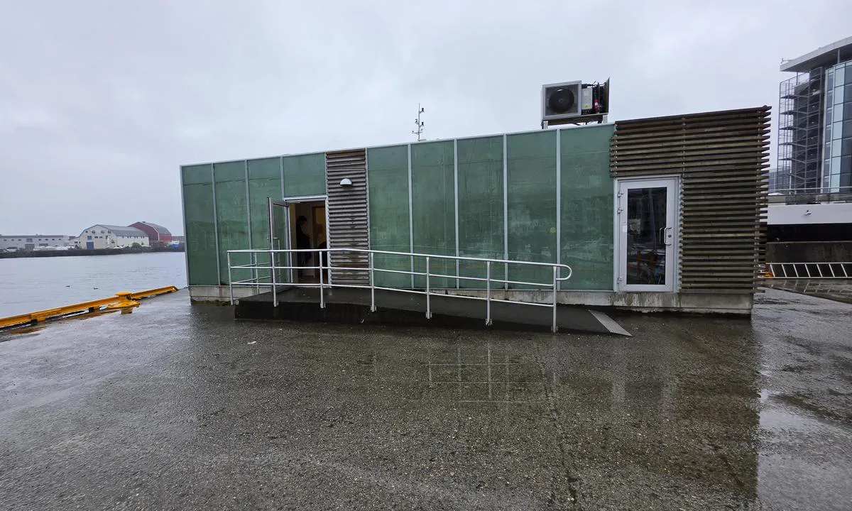 Svolvær Gjestehavn: {"base": "en", "no": "sanit\u00e6rbygg", "se": "sanitetsbyggnad", "en": "sanitary building", "da": "sanitetsbygning", "fr": "b\u00e2timent sanitaire", "de": "Sanit\u00e4rgeb\u00e4ude", "es": "edificio sanitario", "it": "edificio sanitario", "pt": "edif\u00edcio sanit\u00e1rio", "nl": "sanitair gebouw", "pl": "budynek sanitarny", "uk": "\u0441\u0430\u043d\u0456\u0442\u0430\u0440\u043d\u0430 \u0431\u0443\u0434\u0456\u0432\u043b\u044f", "ro": "cl\u0103dire sanitar\u0103", "tr": "sa\u011fl\u0131k binas\u0131", "el": "\u03ba\u03c4\u03af\u03c1\u03b9\u03bf \u03c5\u03b3\u03b9\u03b5\u03b9\u03bd\u03ae\u03c2", "cs": "sanit\u00e1rn\u00ed budova", "hu": "szaniter \u00e9p\u00fclet", "fi": "saniteettirakennus", "bg": "\u0441\u0430\u043d\u0438\u0442\u0430\u0440\u043d\u0430 \u0441\u0433\u0440\u0430\u0434\u0430", "sr": "sanitarni objekat", "et": "sanitaarruum", "lv": "sanit\u0101r\u0101 \u0113ka", "lt": "sanitarinis pastatas"}