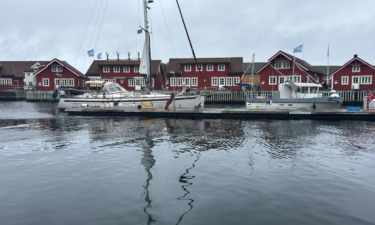 Svolvær - Lamholmen: {"base": "en", "no": "ved den s\u00e5kalte gjestebryggen er det noen f\u00e5 plasser igjen for gjesteb\u00e5ter, de fleste plassene er blokkert av det lokale selskapet \u00abGo 2 Lofoten\u00bb", "se": "vid den s\u00e5 kallade g\u00e4stbryggan finns det n\u00e5gra platser kvar f\u00f6r g\u00e4stb\u00e5tar, de flesta platserna \u00e4r blockerade av det lokala f\u00f6retaget \"Go 2 Lofoten\"", "en": "at the so called guest pier are a few places remaining for guest boats, most places are blocked by local company \"Go 2 Lofoten\"", "da": "ved den s\u00e5kaldte g\u00e6stepier er der nogle f\u00e5 pladser tilbage til g\u00e6steb\u00e5de, de fleste pladser er optaget af det lokale firma \"Go 2 Lofoten\"", "fr": "au soi-disant quai pour invit\u00e9s, il reste quelques places pour les bateaux invit\u00e9s, la plupart des places \u00e9tant bloqu\u00e9es par la soci\u00e9t\u00e9 locale \"Go 2 Lofoten\"", "de": "An dem sogenannten G\u00e4stepier sind noch einige Pl\u00e4tze f\u00fcr Gastboote frei, die meisten Pl\u00e4tze sind jedoch von der \u00f6rtlichen Firma \u201eGo 2 Lofoten\u201c belegt.", "es": "en el denominado muelle para hu\u00e9spedes quedan algunos espacios disponibles para barcos de hu\u00e9spedes, la mayor\u00eda de los espacios est\u00e1n bloqueados por la empresa local \u201cGo 2 Lofoten\u201d", "it": "al cosiddetto molo per gli ospiti sono rimasti pochi posti per le imbarcazioni dei visitatori, la maggior parte dei posti \u00e8 occupata dalla compagnia locale \"Go 2 Lofoten\"", "pt": "no chamado cais de convidados, restam alguns lugares para barcos de visitantes, a maioria das vagas est\u00e1 bloqueada pela empresa local \"Go 2 Lofoten\"", "nl": "aan de zogenaamde gastenpier zijn nog een paar plaatsen over voor gastboten, de meeste plaatsen zijn geblokkeerd door het lokale bedrijf 'Go 2 Lofoten'", "pl": "przy tzw. kei go\u015bcinnej pozosta\u0142o kilka miejsc dla \u0142odzi go\u015bcinnych, wi\u0119kszo\u015b\u0107 miejsc jest zablokowana przez lokaln\u0105 firm\u0119 \"Go 2 Lofoten\"", "uk": "\u041d\u0430 \u0442\u0430\u043a \u0437\u0432\u0430\u043d\u043e\u043c\u0443 \u0433\u043e\u0441\u0442\u044c\u043e\u0432\u043e\u043c\u0443 \u043f\u0456\u0440\u0441\u0456 \u0437\u0430\u043b\u0438\u0448\u0438\u043b\u043e\u0441\u044f \u043a\u0456\u043b\u044c\u043a\u0430 \u043c\u0456\u0441\u0446\u044c \u0434\u043b\u044f \u0433\u043e\u0441\u0442\u044c\u043e\u0432\u0438\u0445 \u0447\u043e\u0432\u043d\u0456\u0432, \u0431\u0456\u043b\u044c\u0448\u0456\u0441\u0442\u044c \u043c\u0456\u0441\u0446\u044c \u0437\u0430\u0439\u043d\u044f\u0442\u0456 \u043c\u0456\u0441\u0446\u0435\u0432\u043e\u044e \u043a\u043e\u043c\u043f\u0430\u043d\u0456\u0454\u044e \"Go 2 Lofoten\"", "ro": "la a\u0219a-numitul debarcader pentru oaspe\u021bi mai sunt c\u00e2teva locuri disponibile pentru b\u0103rcile oaspe\u021bilor, cele mai multe locuri fiind blocate de compania local\u0103 \u201eGo 2 Lofoten\u201d", "tr": "s\u00f6zde misafir iskelesinde misafir tekneler i\u00e7in birka\u00e7 yer kalm\u0131\u015f durumda, \u00e7o\u011fu yer yerel \u015firket \"Go 2 Lofoten\" taraf\u0131ndan kapat\u0131lm\u0131\u015ft\u0131r", "el": "\u03c3\u03c4\u03b7\u03bd \u03b1\u03c0\u03bf\u03ba\u03b1\u03bb\u03bf\u03cd\u03bc\u03b5\u03bd\u03b7 \u03c0\u03c1\u03bf\u03b2\u03bb\u03ae\u03c4\u03b1 \u03b5\u03c0\u03b9\u03c3\u03ba\u03b5\u03c0\u03c4\u03ce\u03bd \u03c5\u03c0\u03ac\u03c1\u03c7\u03bf\u03c5\u03bd \u03bb\u03af\u03b3\u03b5\u03c2 \u03b8\u03ad\u03c3\u03b5\u03b9\u03c2 \u03b3\u03b9\u03b1 \u03c3\u03ba\u03ac\u03c6\u03b7 \u03b5\u03c0\u03b9\u03c3\u03ba\u03b5\u03c0\u03c4\u03ce\u03bd, \u03bf\u03b9 \u03c0\u03b5\u03c1\u03b9\u03c3\u03c3\u03cc\u03c4\u03b5\u03c1\u03b5\u03c2 \u03b8\u03ad\u03c3\u03b5\u03b9\u03c2 \u03b5\u03af\u03bd\u03b1\u03b9 \u03b4\u03b5\u03c3\u03bc\u03b5\u03c5\u03bc\u03ad\u03bd\u03b5\u03c2 \u03b1\u03c0\u03cc \u03c4\u03b7\u03bd \u03c4\u03bf\u03c0\u03b9\u03ba\u03ae \u03b5\u03c4\u03b1\u03b9\u03c1\u03b5\u03af\u03b1 \u00abGo 2 Lofoten\u00bb", "cs": "u takzvan\u00e9ho molo pro hosty zb\u00fdv\u00e1 p\u00e1r m\u00edst pro lod\u011b host\u016f, v\u011bt\u0161ina m\u00edst je obsazena m\u00edstn\u00ed firmou \"Go 2 Lofoten\"", "hu": "az \u00fagynevezett vend\u00e9gm\u00f3l\u00f3n n\u00e9h\u00e1ny hely \u00e1ll a vend\u00e9ghaj\u00f3k rendelkez\u00e9s\u00e9re, a legt\u00f6bb helyet a helyi \u201eGo 2 Lofoten\u201d c\u00e9g foglalja el", "fi": "niin sanotulla vieraslaiturilla on j\u00e4ljell\u00e4 muutamia paikkoja vierasveneille, useimmat paikat on paikallisen yhti\u00f6n \"Go 2 Lofoten\" varaamia", "bg": "\u043d\u0430 \u0442\u0430\u043a\u0430 \u043d\u0430\u0440\u0435\u0447\u0435\u043d\u043e\u0442\u043e \u043a\u0435\u0439 \u0437\u0430 \u0433\u043e\u0441\u0442\u0438 \u0438\u043c\u0430 \u043d\u044f\u043a\u043e\u043b\u043a\u043e \u043c\u0435\u0441\u0442\u0430 \u043e\u0441\u0442\u0430\u043d\u0430\u043b\u0438 \u0437\u0430 \u0433\u043e\u0441\u0442\u0443\u0432\u0430\u0449\u0438 \u043b\u043e\u0434\u043a\u0438, \u043f\u043e\u0432\u0435\u0447\u0435\u0442\u043e \u043c\u0435\u0441\u0442\u0430 \u0441\u0430 \u0437\u0430\u0435\u0442\u0438 \u043e\u0442 \u043c\u0435\u0441\u0442\u043d\u0430\u0442\u0430 \u043a\u043e\u043c\u043f\u0430\u043d\u0438\u044f \u201eGo 2 Lofoten\u201c", "sr": "na takozvanom pristani\u0161tu za goste preostalo je nekoliko mesta za gostuju\u0107e \u010damce, ve\u0107inu mesta blokira lokalna kompanija 'Go 2 Lofoten'", "et": "<p>nn. k\u00fclaliskail on m\u00f5ned kohad k\u00fclalislaevadele alles, enamik kohti on h\u00f5ivatud kohaliku ettev\u00f5tte \"Go 2 Lofoten\" poolt.</p>", "lv": "pie t\u0101 saukt\u0101s viesu piest\u0101tnes da\u017eas vietas ir atst\u0101tas viesu laiv\u0101m, liel\u0101k\u0101 da\u013ca vietu ir aiz\u0146emtas viet\u0113j\u0101 uz\u0146\u0113muma \"Go 2 Lofoten\"", "lt": "vadinamojoje sve\u010di\u0173 prieplaukoje liko kelios vietos sve\u010di\u0173 valtims, dauguma viet\u0173 u\u017eimtos vietin\u0117s \u012fmon\u0117s \u201eGo 2 Lofoten\u201c"}