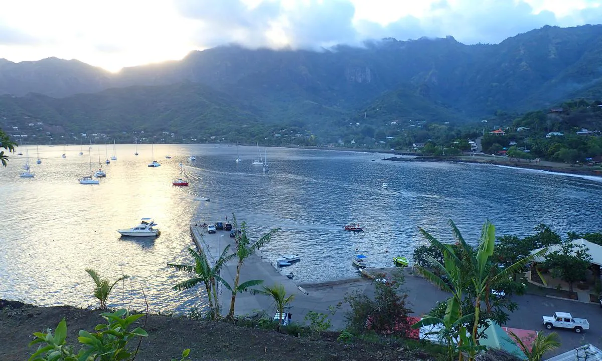 Taiohae Bay: {"base": "no", "no": "Bukta i skumringen.", "se": "Viken i skymningen.", "en": "The bay at dusk.", "da": "Bugten i skumringen.", "fr": "La baie au cr\u00e9puscule.", "de": "Die Bucht in der D\u00e4mmerung.", "es": "La bah\u00eda en el crep\u00fasculo.", "it": "Il golfo al crepuscolo.", "pt": "A ba\u00eda ao crep\u00fasculo.", "nl": "De baai in de schemering.", "pl": "Zatoka o zmierzchu.", "uk": "\u0411\u0443\u0445\u0442\u0430 \u0432 \u0441\u0443\u0442\u0456\u043d\u043a\u0430\u0445.", "ro": "Golful \u00een amurg.", "tr": "Alacakaranl\u0131kta koy.", "el": "\u0397 \u03b2\u03c1\u03b1\u03c7\u03bf\u03b4\u03cc\u03bb\u03c5 \u03c3\u03c4\u03bf\u03bd \u03b1\u03c0\u03bf\u03b3\u03b5\u03c5\u03bc\u03b1\u03c4\u03b9\u03bd\u03cc \u03af\u03c3\u03ba\u03b9\u03bf.", "cs": "Z\u00e1toka za soumraku.", "hu": "A kik\u00f6t\u0151 alkonyatkor.", "fi": "Lahti h\u00e4myss\u00e4.", "bg": "\u0417\u0430\u043b\u0438\u0432\u044a\u0442 \u0432 \u0437\u0434\u0440\u0430\u0447\u0430.", "sr": "\u0417\u0430\u043b\u0438\u0432 \u0443 \u0441\u0443\u043c\u0440\u0430\u043a\u0443.", "et": "Laht videvikus.", "lv": "L\u012bcis kr\u0113sl\u0101.", "lt": "\u012elanka prietemoje."}