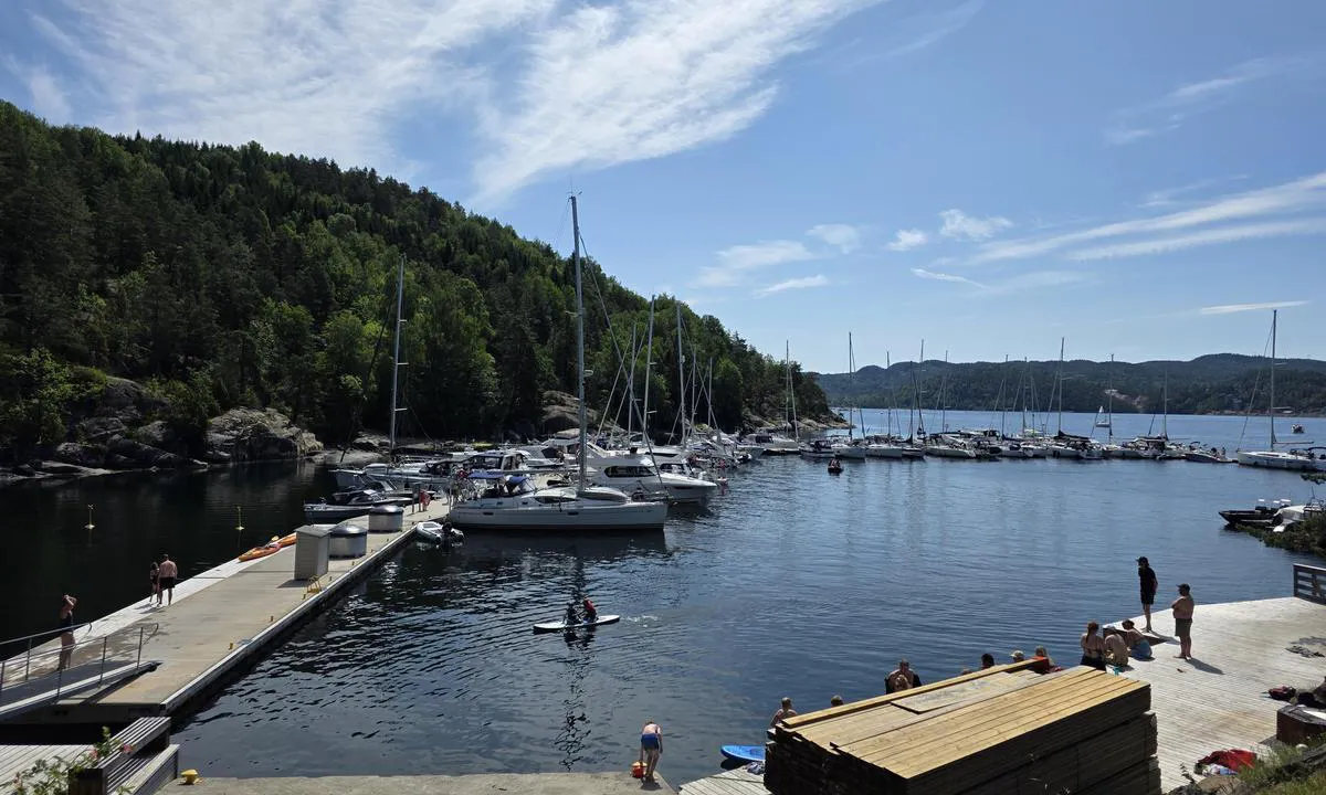 Tåjebukta - Håøya: {"base": "no", "no": "Flott bryggeanlegg t T\u00e5jebukte med utriggere det fort\u00f8yes mellom", "se": "Fin brygganl\u00e4ggning i T\u00e5jebukten med utskjutare, man f\u00f6rt\u00f6jer mellan dem", "en": "Great pier facility at T\u00e5jebukta with outriggers, mooring is done between", "da": "Flot broanl\u00e6g ved T\u00e5jebugten med udrigere det fort\u00f8jes imellem", "fr": "Belle installation de quai \u00e0 T\u00e5jebukte avec des prolongateurs, on s'amarre entre", "de": "Sch\u00f6ne Steganlage in T\u00e5jebukte mit Auslegern, an denen man festmachen kann.", "es": "Instalaci\u00f3n de muelle excelente en T\u00e5jebukte con embarcaderos, se amarra entre", "it": "Una splendida struttura del molo a T\u00e5jebukte con finger pontili dove si ormeggia tra", "pt": "\u00d3tima instala\u00e7\u00e3o de cais em T\u00e5jebukte com pont\u00f5es, onde se amarra entre", "nl": "Prachtige steigerinstallatie in T\u00e5jebukte met drijvende armen, je meer aan daartussen.", "pl": "\u015awietne nabrze\u017ce w T\u00e5jebukte z wysi\u0119gnikami, cumuje si\u0119 pomi\u0119dzy nimi", "uk": "\u0427\u0443\u0434\u043e\u0432\u0438\u0439 \u043f\u0440\u0438\u0447\u0430\u043b\u044c\u043d\u0438\u0439 \u043a\u043e\u043c\u043f\u043b\u0435\u043a\u0441 \u0443 \u0422\u0430\u0454\u0431\u0443\u043a\u0442\u0430 \u0437 \u0432\u0438\u0441\u0443\u0432\u043d\u0438\u043c\u0438 \u043f\u0440\u0438\u0447\u0430\u043b\u0430\u043c\u0438, \u0434\u043e \u044f\u043a\u0438\u0445 \u043c\u043e\u0436\u043d\u0430 \u043f\u0440\u0438\u0447\u0430\u043b\u044e\u0432\u0430\u0442\u0438 \u043c\u0456\u0436 \u043d\u0438\u043c\u0438", "ro": "Facilit\u0103\u021bi excelente de ponton \u00een golful T\u00e5jebukte cu bra\u021be de prindere, acostat \u00eentre ele", "tr": "Utriggers ile g\u00fczel bir iskele d\u00fczeni T\u00e5jebukte'de, demirleme aralar\u0131nda yap\u0131l\u0131r", "el": "\u03a5\u03c0\u03ad\u03c1\u03bf\u03c7\u03b5\u03c2 \u03b5\u03b3\u03ba\u03b1\u03c4\u03b1\u03c3\u03c4\u03ac\u03c3\u03b5\u03b9\u03c2 \u03c0\u03c1\u03bf\u03b2\u03bb\u03ae\u03c4\u03b1\u03c2 \u03c3\u03c4\u03bf\u03bd \u03a4\u03ac\u03bf\u03b5\u03bc\u03c0\u03bf\u03c5\u03ba\u03c4\u03b5 \u03bc\u03b5 \u03c0\u03bb\u03c9\u03c4\u03ae\u03c1\u03b5\u03c2 \u03c3\u03c4\u03ae\u03c1\u03b9\u03be\u03b7\u03c2 \u03cc\u03c0\u03bf\u03c5 \u03b4\u03ad\u03bd\u03bf\u03bd\u03c4\u03b1\u03b9 \u03c4\u03b1 \u03c3\u03ba\u03ac\u03c6\u03b7", "cs": "Skv\u011bl\u00fd p\u0159\u00edstavn\u00ed komplex v T\u00e5jebukte s vyvazovac\u00edmi rameny, kde se p\u0159ivazuje mezi", "hu": "Kiv\u00e1l\u00f3 kik\u00f6t\u0151hely T\u00e5jebukt\u00e9ban haj\u00f3f\u00e9nnyel \u00e9s st\u00e9ggel, ahol a cs\u00f3nakok kik\u00f6t\u00e9ssel r\u00f6gz\u00edthet\u0151k", "fi": "Hienot laiturirakenteet T\u00e5jebuktessa, joissa on uimaradat; kiinnityt\u00e4\u00e4n v\u00e4lille", "bg": "\u0427\u0443\u0434\u0435\u0441\u0435\u043d \u043f\u0440\u0438\u0441\u0442\u0430\u043d \u0432 \u0437\u0430\u043b\u0438\u0432\u0430 \u0422\u043e\u0435 \u0441 \u043f\u043b\u0430\u0432\u0430\u0449\u0438 \u043a\u0435\u0439\u043e\u0432\u0435 \u0437\u0430 \u0437\u0430\u043a\u043e\u0442\u0432\u044f\u043d\u0435 \u043c\u0435\u0436\u0434\u0443 \u0442\u044f\u0445.", "sr": "Odli\u010dan gat u zalivu T\u00e5jebukte sa izvla\u010dnim rampama, vezuje se izme\u0111u.", "et": "Suurep\u00e4rane kai rajatis T\u00e5jebukte-s, kus on ujukid, mille vahel saab kinnituda.", "lv": "Lieliska piest\u0101t\u0146u iek\u0101rta T\u00e5jebukt\u0113 ar izpl\u016bdes ier\u012bc\u0113m, pie kur\u0101m var pietauvoties starp", "lt": "\u0160auni krantin\u0117 T\u00e5jebukte su i\u0161ky\u0161uliais, laivai priri\u0161ami tarp j\u0173"}