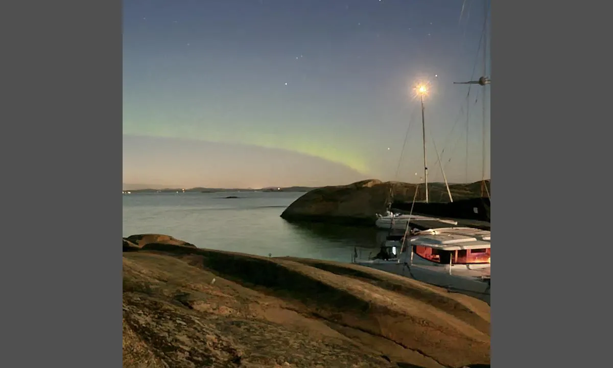 Tallakshavn: Longsideplass på Havneholmen med nordlys I august 2022