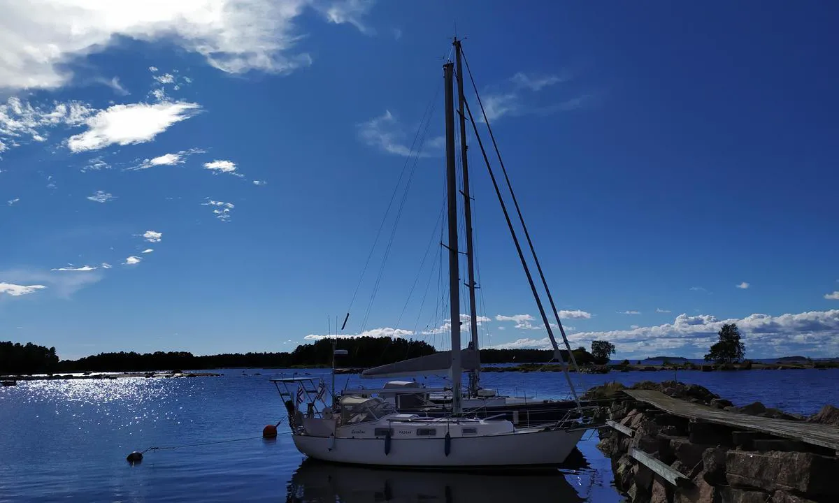 Tammio: Here you can park your boat. Typical old style eastern Finland archipelago village with cute small houses. Navigation is easy. Not fully protected with extreme winds, but safe all weather.