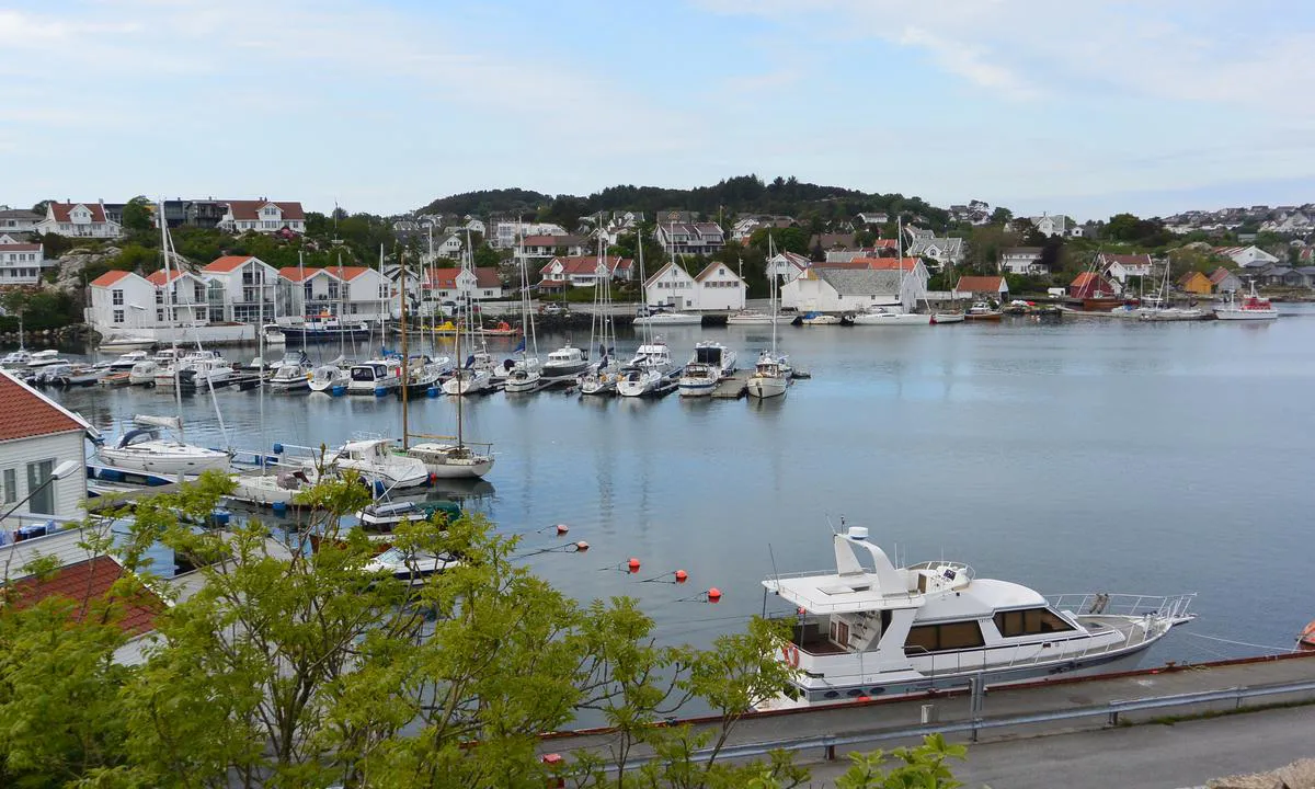 Melingsundet Gjestebrygge - Tananger: Helt i front av bildet er gjesteplassene på kaia til Tananger Interkommunale Havn. Flytebrygga i senter av bildet tilhører Tananger Båtforening Gjestehavn.