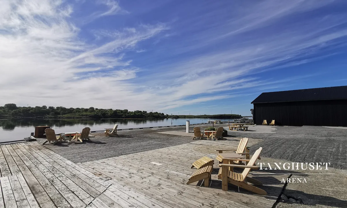 {"base": "no", "no": "Kontakt Tanghuset Arena for mer informasjon.\r\nKai med kapasitet for skip p\u00e5 ca. 60m i tillegg flytebrygge.", "se": "Kontakta Tanghuset Arena f\u00f6r mer information.<br />Kaj med kapacitet f\u00f6r fartyg p\u00e5 ca. 60m samt flytbrygga.", "en": "Contact Tanghuset Arena for more information.<br>Quay with capacity for ships of approximately 60m, in addition to a floating dock.", "da": "Kontakt Tanghuset Arena for mere information.<br>Kaj med kapacitet til skibe p\u00e5 ca. 60m desuden flydebro."}