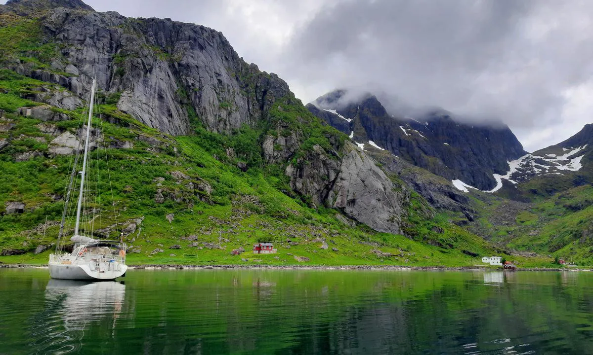 Tangstad: {"base": "en", "no": "Bare v\u00e6r oppmerksom p\u00e5 delen som fletter seg sammen ved lavvann, havbunnen stiger plutselig med 5m i n\u00e6rheten.", "se": "Var bara uppm\u00e4rksam p\u00e5 den delen som sammanfaller vid l\u00e5gvatten, havsbottnarna stiger pl\u00f6tsligt med 5 meter i n\u00e4rheten.", "en": "Just pay attention to the part that merges at low tide, the sea beds suddenly rise by 5m nearby.", "da": "V\u00e6r blot opm\u00e6rksom p\u00e5 den del, der smelter sammen ved lavvande, havbunden stiger pludselig med 5m i n\u00e6rheden.", "fr": "Faites juste attention \u00e0 la partie qui \u00e9merge \u00e0 mar\u00e9e basse, les fonds marins s'\u00e9l\u00e8vent soudainement de 5m \u00e0 proximit\u00e9.", "de": "Achten Sie nur auf den Teil, der bei Ebbe zusammenl\u00e4uft, die Meeresb\u00f6den steigen in der N\u00e4he pl\u00f6tzlich um 5 m an.", "es": "Solo presta atenci\u00f3n a la parte que emerge con la marea baja, los fondos marinos se elevan repentinamente en 5 metros cerca.", "it": "Basta prestare attenzione alla parte che emerge con la bassa marea, i fondali marini si alzano improvvisamente di 5m nelle vicinanze.", "pt": "Apenas preste aten\u00e7\u00e3o \u00e0 parte que emerge na mar\u00e9 baixa, os leitos mar\u00edtimos sobem repentinamente em 5m nas proximidades.", "nl": "Let op het deel dat bij eb samenkomt, de zeebodem stijgt plotseling met 5 meter in de buurt.", "pl": "Zwr\u00f3\u0107 uwag\u0119 na cz\u0119\u015b\u0107, kt\u00f3ra \u0142\u0105czy si\u0119 podczas odp\u0142ywu, dna morskie nagle wznosz\u0105 si\u0119 o 5m w pobli\u017cu.", "uk": "\u041f\u0440\u043e\u0441\u0442\u043e \u0437\u0432\u0435\u0440\u043d\u0456\u0442\u044c \u0443\u0432\u0430\u0433\u0443 \u043d\u0430 \u0447\u0430\u0441\u0442\u0438\u043d\u0443, \u044f\u043a\u0430 \u0437\u043b\u0438\u0432\u0430\u0454\u0442\u044c\u0441\u044f \u043f\u0456\u0434 \u0447\u0430\u0441 \u0432\u0456\u0434\u043b\u0438\u0432\u0443. \u041c\u043e\u0440\u0441\u044c\u043a\u0456 \u0434\u043d\u0430 \u0440\u0430\u043f\u0442\u043e\u0432\u043e \u043f\u0456\u0434\u043d\u0456\u043c\u0430\u044e\u0442\u044c\u0441\u044f \u043d\u0430 5 \u043c\u0435\u0442\u0440\u0456\u0432 \u0443 \u043e\u043a\u043e\u043b\u0438\u0446\u044f\u0445.", "ro": "Acorda\u021bi aten\u021bie p\u0103r\u021bii care se une\u0219te la reflux, fundul m\u0103rii se ridic\u0103 brusc cu 5m \u00een apropiere.", "tr": "Sadece d\u00fc\u015f\u00fck gelgitte birle\u015fen b\u00f6l\u00fcm\u00fcne dikkat edin, deniz yataklar\u0131 yak\u0131nda aniden 5m y\u00fckselir.", "el": "\u0391\u03c0\u03bb\u03ac \u03c0\u03c1\u03bf\u03c3\u03ad\u03be\u03c4\u03b5 \u03c4\u03bf \u03c3\u03b7\u03bc\u03b5\u03af\u03bf \u03c0\u03bf\u03c5 \u03b5\u03bc\u03c6\u03b1\u03bd\u03af\u03b6\u03b5\u03c4\u03b1\u03b9 \u03ba\u03b1\u03c4\u03ac \u03c4\u03b7\u03bd \u03ac\u03bc\u03c0\u03c9\u03c4\u03b7, \u03c4\u03b1 \u03b2\u03c5\u03b8\u03af\u03c3\u03bc\u03b1\u03c4\u03b1 \u03c4\u03b7\u03c2 \u03b8\u03ac\u03bb\u03b1\u03c3\u03c3\u03b1\u03c2 \u03b1\u03bd\u03c5\u03c8\u03ce\u03bd\u03bf\u03bd\u03c4\u03b1\u03b9 \u03be\u03b1\u03c6\u03bd\u03b9\u03ba\u03ac \u03ba\u03b1\u03c4\u03ac 5 \u03bc\u03ad\u03c4\u03c1\u03b1 \u03c3\u03c4\u03b7\u03bd \u03ba\u03bf\u03bd\u03c4\u03b9\u03bd\u03ae \u03c0\u03b5\u03c1\u03b9\u03bf\u03c7\u03ae.", "cs": "Jen v\u011bnujte pozornost \u010d\u00e1sti, kter\u00e1 se p\u0159i odlivu spojuje, mo\u0159sk\u00e9 dno se v bl\u00edzkosti n\u00e1hle zvedne o 5 m.", "hu": "Csak figyeljen a r\u00e9szre, amely alacsony dag\u00e1lyn\u00e1l egyes\u00fcl, a tengerfen\u00e9k hirtelen 5 m\u00e9tert emelkedik a k\u00f6zelben.", "fi": "Kiinnit\u00e4 huomiota kohtaan, joka yhdistyy laskuveden aikaan, merenpohja nousee yht\u00e4kki\u00e4 5 metri\u00e4 l\u00e4hettyvill\u00e4.", "bg": "\u041f\u0440\u043e\u0441\u0442\u043e \u043e\u0431\u044a\u0440\u043d\u0435\u0442\u0435 \u0432\u043d\u0438\u043c\u0430\u043d\u0438\u0435 \u043d\u0430 \u0447\u0430\u0441\u0442\u0442\u0430, \u043a\u043e\u044f\u0442\u043e \u0441\u0435 \u0432\u043b\u0438\u0432\u0430 \u043f\u0440\u0438 \u043e\u0442\u043b\u0438\u0432, \u043c\u043e\u0440\u0441\u043a\u0438\u0442\u0435 \u0434\u044a\u043d\u0430 \u0432\u043d\u0435\u0437\u0430\u043f\u043d\u043e \u0441\u0435 \u0438\u0437\u0434\u0438\u0433\u0430\u0442 \u0441 5 \u043c \u043d\u0430\u0431\u043b\u0438\u0437\u043e.", "sr": "Samo obratite pa\u017enju na deo koji se spaja za vreme oseke, morske dubine iznenada rastu za 5m u blizini.", "et": "P\u00f6\u00f6rake t\u00e4helepanu osale, mis madala veega \u00fchineb, merepind t\u00f5useb l\u00e4heduses \u00e4kki 5m.", "lv": "Vienk\u0101r\u0161i piev\u0113rsiet uzman\u012bbu tai da\u013cai, kas sapl\u016bst b\u0113guma laik\u0101, j\u016bras dibeni p\u0113k\u0161\u0146i pace\u013cas par 5m tuvum\u0101.", "lt": "Tiesiog atkreipkite d\u0117mes\u012f \u012f dal\u012f, kuri susilieja \u017eemo potvynio metu, \u010dia j\u016bros dugnas staiga pakyla 5 metrais."}