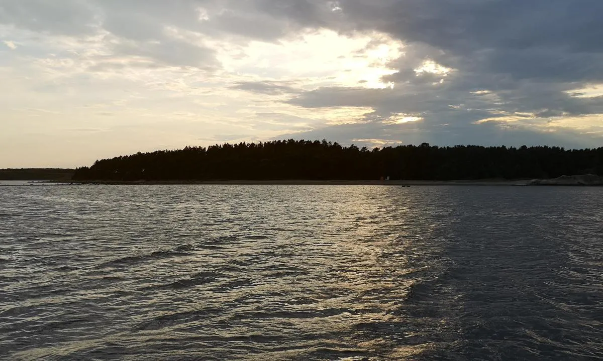 Taralden og Danmark: {"base": "se", "no": "Selve i bukten. 22. juli.", "se": "Sj\u00e4lva i viken. 22 Juli.", "en": "Alone in the bay. 22 July.", "da": "Selv i bugten. 22. Juli.", "fr": "Seuls dans la baie. 22 juillet.", "de": "Allein in der Bucht. 22. Juli.", "es": "Solos en la bah\u00eda. 22 de julio.", "it": "Solamente nella baia. 22 luglio.", "pt": "Sozinhos na ba\u00eda. 22 de julho.", "nl": "Zelf in de baai. 22 juli.", "pl": "Samemu w zatoce. 22 lipca.", "uk": "\u041d\u0430\u043e\u0434\u0438\u043d\u0446\u0456 \u0432 \u0437\u0430\u0442\u043e\u0446\u0456. 22 \u043b\u0438\u043f\u043d\u044f.", "ro": "Singuri \u00een golf. 22 iulie.", "tr": "Vadi i\u00e7inde. 22 Temmuz.", "el": "\u039c\u03cc\u03bd\u03bf\u03b9 \u03c3\u03c4\u03bf\u03bd \u03ba\u03cc\u03bb\u03c0\u03bf. 22 \u0399\u03bf\u03c5\u03bb\u03af\u03bf\u03c5.", "cs": "Sami v z\u00e1toce. 22. \u010dervence.", "hu": "K\u00f6zvetlen\u00fcl az \u00f6b\u00f6lben. J\u00falius 22.", "fi": "Itse lahdella. 22. hein\u00e4kuuta.", "bg": "\u0421\u0430\u043c\u0438 \u0432 \u0437\u0430\u043b\u0438\u0432\u0430. 22 \u044e\u043b\u0438.", "sr": "U samoj uvali. 22. jul.", "et": "Otse lahes. 22. juuli.", "lv": "Pa\u0161\u0101 l\u012bc\u012b. 22. j\u016blijs.", "lt": "Pati \u012flankoje. Liepos 22 d."}
