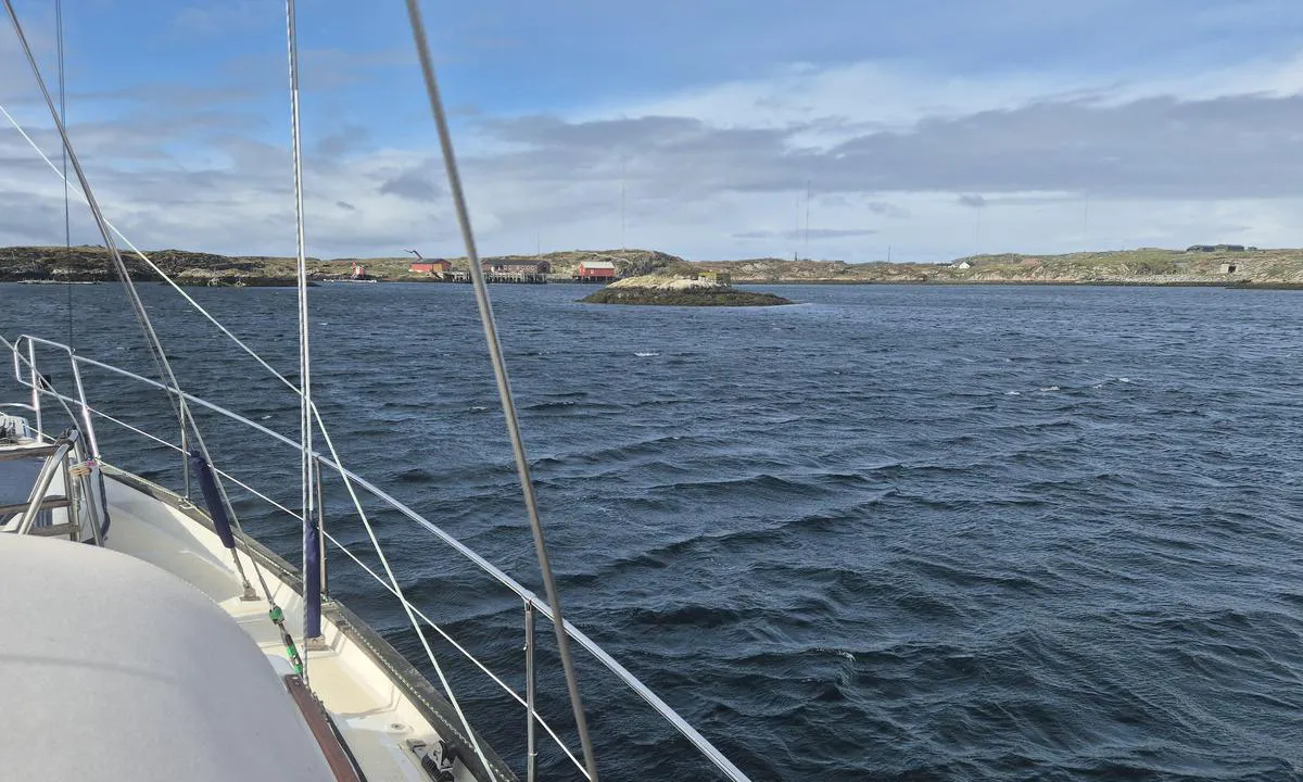 Tarva Myravågen: {"base": "en", "no": "Ankringsplassen sett fra s\u00f8r\u00f8st.", "se": "Ankringsplatsen sedd fr\u00e5n sydost.", "en": "The anchorage seen from the south east.", "da": "Ankerpladsen set fra syd\u00f8st.", "fr": "Le mouillage vu du sud-est.", "de": "Der Ankerplatz von S\u00fcdosten gesehen.", "es": "El fondeadero visto desde el sureste.", "it": "L'ancoraggio visto da sud-est.", "pt": "A ancoragem vista do sudeste.", "nl": "Het ankergebied gezien vanuit het zuidoosten.", "pl": "Kotwicowisko widziane z po\u0142udniowego wschodu.", "uk": "\u042f\u043a\u0456\u0440\u043d\u0430 \u0441\u0442\u043e\u044f\u043d\u043a\u0430, \u0432\u0438\u0434 \u0437 \u043f\u0456\u0432\u0434\u0435\u043d\u043d\u043e\u0433\u043e \u0441\u0445\u043e\u0434\u0443.", "ro": "Ancorajul v\u0103zut dinspre sud-est.", "tr": "Demirleme alan\u0131 g\u00fcneydo\u011fudan g\u00f6r\u00fcn\u00fc\u015f\u00fc.", "el": "\u0397 \u03b1\u03b3\u03ba\u03c5\u03c1\u03bf\u03b2\u03cc\u03bb\u03b9\u03b1 \u03cc\u03c0\u03c9\u03c2 \u03c6\u03b1\u03af\u03bd\u03b5\u03c4\u03b1\u03b9 \u03b1\u03c0\u03cc \u03c4\u03b1 \u03bd\u03bf\u03c4\u03b9\u03bf\u03b1\u03bd\u03b1\u03c4\u03bf\u03bb\u03b9\u03ba\u03ac.", "cs": "Kotvi\u0161t\u011b vid\u011bn\u00e9 z jihov\u00fdchodu.", "hu": "A horgonyz\u00f3hely d\u00e9lkeletr\u0151l n\u00e9zve.", "fi": "Ankkuripaikka n\u00e4htyn\u00e4 kaakosta.", "bg": "\u0417\u0430\u043a\u043e\u0442\u0432\u044f\u043d\u0435\u0442\u043e, \u0432\u0438\u0434\u044f\u043d\u043e \u043e\u0442 \u044e\u0433\u043e\u0438\u0437\u0442\u043e\u043a.", "sr": "Sidri\u0161te vi\u0111eno sa jugoistoka.", "et": "Ankruala vaadatuna kagust.", "lv": "Enkurskaites vieta redzama no dienvidaustrumiem.", "lt": "Inkaraviet\u0117 matoma i\u0161 pietry\u010di\u0173."}