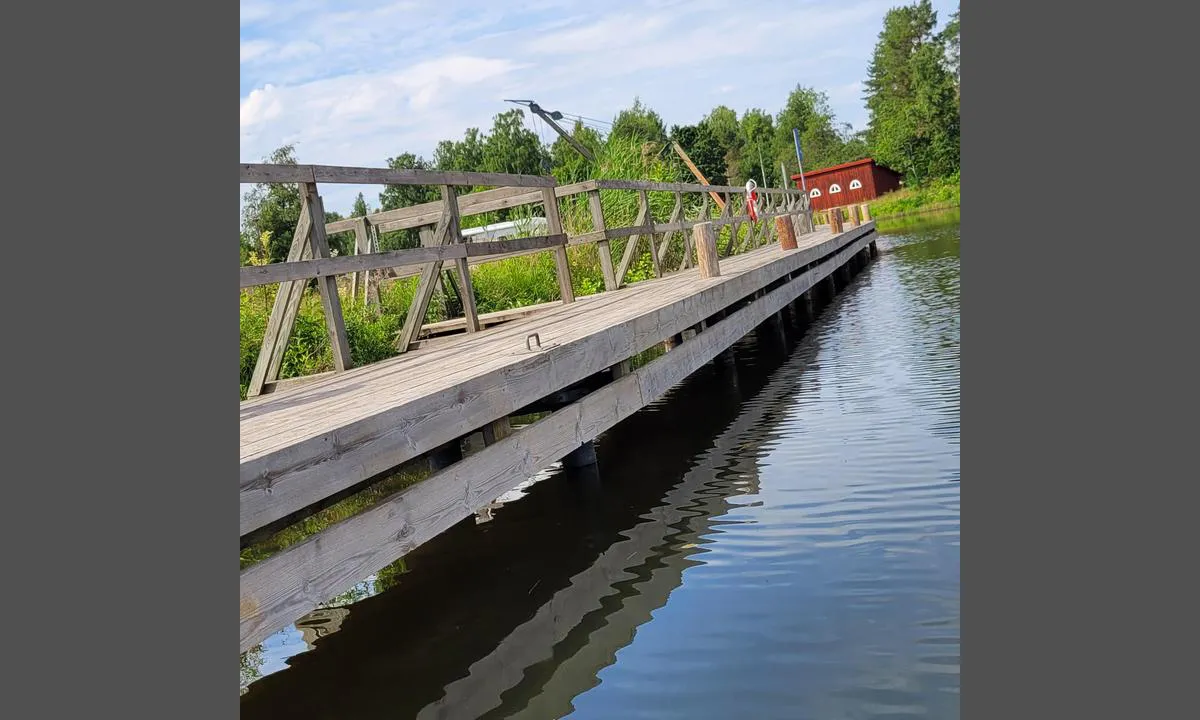 Tåtorp: {"base": "de", "no": "Utsikt fra den s\u00f8rlige enden av bryggen. Helt p\u00e5 den s\u00f8rlige enden ringer for fort\u00f8yning. Ellers pullerter.", "se": "Utsikt fr\u00e5n den s\u00f6dra \u00e4nden av bryggan. Precis vid den s\u00f6dra \u00e4nden finns ringar f\u00f6r f\u00f6rt\u00f6jning. I \u00f6vrigt pollare.", "en": "View from the southern end of the jetty. At the very southern end, rings for mooring. Otherwise bollards.", "da": "Udsigt fra den sydlige ende af broen. Helt i den sydlige ende er der ringe til fort\u00f8jning. Ellers pullerter.", "fr": "Vue depuis l'extr\u00e9mit\u00e9 sud de la jet\u00e9e. Tout au bout sud, il y a des anneaux pour l'amarrage. Sinon, il y a des bittes d'amarrage.", "de": "Blick vom s\u00fcdlichen Ende des Stegs. Ganz am s\u00fcdlichen Ende Ringe zum Festmachen. Sonst Poller.", "es": "Vista desde el extremo sur del muelle. En el extremo sur, aros para amarrar. De lo contrario, bolardos.", "it": "Vista dall'estremit\u00e0 sud del molo. Anelli per l'ormeggio proprio all'estremit\u00e0 sud. Altrimenti bitte.", "pt": "Vista do extremo sul do pont\u00e3o. No extremo sul, existem an\u00e9is para amarra\u00e7\u00e3o. Caso contr\u00e1rio, cabe\u00e7os de amarra\u00e7\u00e3o.", "nl": "Uitzicht vanaf het zuidelijke einde van de steiger. Helemaal aan het zuidelijke einde ringen om aan vast te maken. Verderop bolders.", "pl": "Widok z po\u0142udniowego ko\u0144ca pomostu. Ca\u0142kowicie na po\u0142udniowym kra\u0144cu znajduj\u0105 si\u0119 pier\u015bcienie do cumowania. Poza tym s\u0105 polery.", "uk": "\u0412\u0438\u0434 \u0456\u0437 \u043f\u0456\u0432\u0434\u0435\u043d\u043d\u043e\u0433\u043e \u043a\u0456\u043d\u0446\u044f \u043f\u0440\u0438\u0447\u0430\u043b\u0443. \u0423 \u0441\u0430\u043c\u043e\u043c\u0443 \u043f\u0456\u0432\u0434\u0435\u043d\u043d\u043e\u043c\u0443 \u043a\u0456\u043d\u0446\u0456 \u043a\u0456\u043b\u044c\u0446\u044f \u0434\u043b\u044f \u0448\u0432\u0430\u0440\u0442\u0443\u0432\u0430\u043d\u043d\u044f. \u0412 \u0456\u043d\u0448\u043e\u043c\u0443 \u0432\u0438\u043f\u0430\u0434\u043a\u0443 \u043a\u043d\u0435\u0445\u0442.", "ro": "Vedere de la cap\u0103tul sudic al pontonului. La cap\u0103tul sudic sunt inele pentru ancorare. \u00cen rest, st\u00e2lpi.", "tr": "G\u00fcneydeki iskele ucundan g\u00f6r\u00fcn\u00fcm. G\u00fcney ucun tamamen ucunda ba\u011flama halkalar\u0131. Geri kalan yerlerde babalar.", "el": "\u0398\u03ad\u03b1 \u03b1\u03c0\u03cc \u03c4\u03bf \u03bd\u03cc\u03c4\u03b9\u03bf \u03ac\u03ba\u03c1\u03bf \u03c4\u03b7\u03c2 \u03c0\u03c1\u03bf\u03b2\u03bb\u03ae\u03c4\u03b1\u03c2. \u03a3\u03c4\u03bf \u03bd\u03cc\u03c4\u03b9\u03bf \u03ac\u03ba\u03c1\u03bf \u03c5\u03c0\u03ac\u03c1\u03c7\u03bf\u03c5\u03bd \u03b4\u03b1\u03ba\u03c4\u03cd\u03bb\u03b9\u03bf\u03b9 \u03b3\u03b9\u03b1 \u03b4\u03ad\u03c3\u03b9\u03bc\u03bf. \u03a3\u03b5 \u03b1\u03bd\u03c4\u03af\u03b8\u03b5\u03c4\u03b7 \u03c0\u03b5\u03c1\u03af\u03c0\u03c4\u03c9\u03c3\u03b7, \u03c5\u03c0\u03ac\u03c1\u03c7\u03bf\u03c5\u03bd \u03c0\u03b1\u03c3\u03c3\u03ac\u03bb\u03bf\u03b9.", "cs": "Pohled z ji\u017en\u00edho konce mola. Na sam\u00e9m ji\u017en\u00edm konci prstence k uv\u00e1z\u00e1n\u00ed. Jinak pacholky.", "hu": "Kil\u00e1t\u00e1s a m\u00f3l\u00f3 d\u00e9li v\u00e9g\u00e9r\u0151l. K\u00f6zvetlen\u00fcl a d\u00e9li v\u00e9g\u00e9n gy\u0171r\u0171k a kik\u00f6t\u00e9shez. Ezen k\u00edv\u00fcl kik\u00f6t\u0151bakok.", "fi": "N\u00e4kym\u00e4 laiturin etel\u00e4isest\u00e4 p\u00e4\u00e4st\u00e4. Ihan etel\u00e4isess\u00e4 p\u00e4\u00e4ss\u00e4 kiinnitysrenkaita. Muuten pollareita.", "bg": "\u0418\u0437\u0433\u043b\u0435\u0434 \u043e\u0442 \u044e\u0436\u043d\u0438\u044f \u043a\u0440\u0430\u0439 \u043d\u0430 \u043a\u0435\u0439\u044f. \u0412 \u0441\u0430\u043c\u0438\u044f \u044e\u0436\u0435\u043d \u043a\u0440\u0430\u0439 \u0438\u043c\u0430 \u043f\u0440\u044a\u0441\u0442\u0435\u043d\u0438 \u0437\u0430 \u0430\u043a\u043e\u0441\u0442\u0438\u0440\u0430\u043d\u0435. \u0418\u043d\u0430\u0447\u0435 - \u043a\u043e\u043b\u043e\u043d\u0438.", "sr": "\u041f\u043e\u0433\u043b\u0435\u0434 \u0441\u0430 \u0458\u0443\u0436\u043d\u043e\u0433 \u043a\u0440\u0430\u0458\u0430 \u043f\u0440\u0438\u0441\u0442\u0430\u043d\u0438\u0448\u0442\u0430. \u041d\u0430 \u0441\u0430\u043c\u043e\u043c \u0458\u0443\u0436\u043d\u043e\u043c \u043a\u0440\u0430\u0458\u0443 \u043f\u0440\u0441\u0442\u0435\u043d\u043e\u0432\u0438 \u0437\u0430 \u043f\u0440\u0438\u0432\u0435\u0437\u0438\u0432\u0430\u045a\u0435. \u0418\u043d\u0430\u0447\u0435, \u0441\u0442\u0443\u0431\u043e\u0432\u0438.", "et": "Vaade kailt l\u00f5unapoolsest otsast. T\u00e4iesti l\u00f5unapoolses otsas kinnitusr\u00f5ngad. Muidu pollarid.", "lv": "Skats no piest\u0101tnes dienvidu gala. Pavisam dienvidu gal\u0101 ir piestiprin\u0101\u0161anas gredzeni. P\u0101r\u0113j\u0101 viet\u0101 - poleri.", "lt": "Vaizdas nuo pietinio prieplaukos galo. Visi\u0161kai pietiniame gale - \u017eiedai tvirtinimui. Kitose vietose - stulpeliai."}