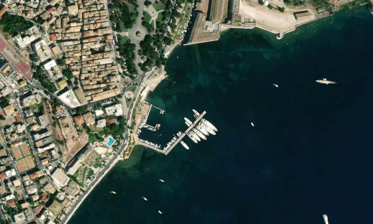 Flyfoto av The Yacht Club