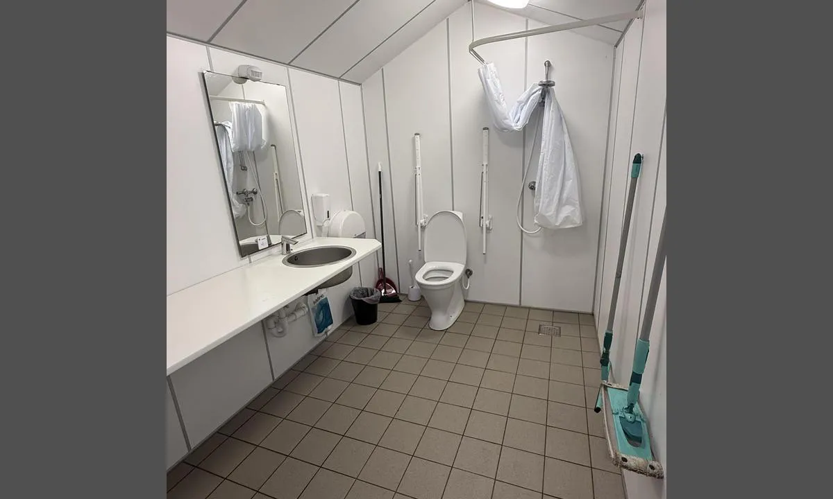 Thissinghus harbour: {"base": "en", "no": "Dusj med varmt vann, ingen ekstra kostnad", "se": "Dusch med varmt vatten, ingen extra kostnad", "en": "Shower with warm water, no additional fee", "da": "Bruser med varmt vand, ingen ekstra gebyr", "fr": "Douche avec eau chaude, sans frais suppl\u00e9mentaires", "de": "Dusche mit warmem Wasser, keine zus\u00e4tzlichen Geb\u00fchren", "es": "Ducha con agua caliente, sin costo adicional", "it": "Doccia con acqua calda, senza costi aggiuntivi", "pt": "Chuveiro com \u00e1gua quente, sem taxa adicional", "nl": "Douche met warm water, geen extra kosten", "pl": "Prysznic z ciep\u0142\u0105 wod\u0105, bez dodatkowej op\u0142aty", "uk": "\u0414\u0443\u0448 \u0437 \u0442\u0435\u043f\u043b\u043e\u044e \u0432\u043e\u0434\u043e\u044e, \u0431\u0435\u0437 \u0434\u043e\u0434\u0430\u0442\u043a\u043e\u0432\u043e\u0457 \u043f\u043b\u0430\u0442\u0438", "ro": "Du\u0219 cu ap\u0103 cald\u0103, f\u0103r\u0103 taxe suplimentare", "tr": "Il\u0131k suyla du\u015f, ek \u00fccret yok", "el": "\u039d\u03c4\u03bf\u03c5\u03c2 \u03bc\u03b5 \u03b6\u03b5\u03c3\u03c4\u03cc \u03bd\u03b5\u03c1\u03cc, \u03c7\u03c9\u03c1\u03af\u03c2 \u03b5\u03c0\u03b9\u03c0\u03bb\u03ad\u03bf\u03bd \u03c7\u03c1\u03ad\u03c9\u03c3\u03b7", "cs": "Sprcha s teplou vodou, bez dal\u0161\u00edch poplatk\u016f", "hu": "Zuhanyz\u00f3 meleg v\u00edzzel, tov\u00e1bbi d\u00edj n\u00e9lk\u00fcl", "fi": "Suihku l\u00e4mpim\u00e4ll\u00e4 vedell\u00e4, ei lis\u00e4maksua", "bg": "\u0414\u0443\u0448 \u0441 \u0442\u043e\u043f\u043b\u0430 \u0432\u043e\u0434\u0430, \u0431\u0435\u0437 \u0434\u043e\u043f\u044a\u043b\u043d\u0438\u0442\u0435\u043b\u043d\u0430 \u0442\u0430\u043a\u0441\u0430", "sr": "Tu\u0161iranje sa toplom vodom, bez dodatne naknade", "et": "Du\u0161\u0161 sooja veega, lisatasu puudub", "lv": "Du\u0161a ar siltu \u016bdeni, bez papildu maksas", "lt": "Du\u0161as su \u0161iltu vandeniu, be papildomo mokes\u010dio"}