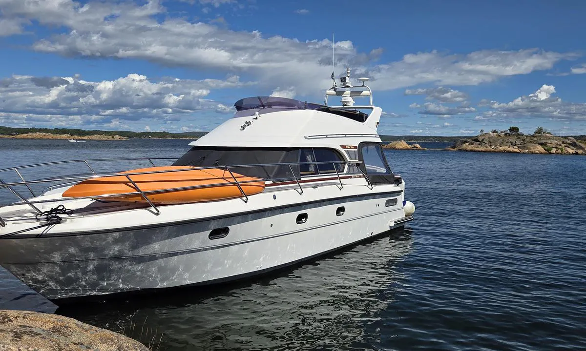 Thøgersen : {"base": "no", "no": "Fint \u00e5 komme i land og bolter i fjellet.", "se": "Sk\u00f6nt att komma i land och bultar i berget.", "en": "Nice to come ashore and bolts in the rock.", "da": "Dejligt at komme i land og bolte i klipperne.", "fr": "C'est agr\u00e9able de d\u00e9barquer et d'utiliser les boulons dans la montagne.", "de": "Sch\u00f6n, an Land zu kommen und Bolzen im Felsen.", "es": "Es agradable llegar a tierra y amarrar en la roca.", "it": "Bello arrivare a terra e ancorare alla roccia.", "pt": "Bom desembarque e pinos de fixa\u00e7\u00e3o na rocha.", "nl": "Fijn om aan land te komen en bouten in de rotsen te hebben.", "pl": "\u0141adnie wyj\u015b\u0107 na l\u0105d i kotwiczy\u0107 w skale.", "uk": "\u0414\u043e\u0431\u0440\u0435 \u043f\u0440\u0438\u0447\u0430\u043b\u044e\u0432\u0430\u0442\u0438 \u0442\u0430 \u043a\u0440\u0456\u043f\u0438\u0442\u0438\u0441\u044f \u0434\u043e \u0441\u043a\u0435\u043b\u0456.", "ro": "Este bine s\u0103 ajungi pe uscat \u0219i s\u0103 folose\u0219ti bol\u021buri \u00een st\u00e2nc\u0103.", "tr": "Karaya \u00e7\u0131kmak ve da\u011fdaki c\u0131vatalar\u0131 kullanmak g\u00fczel.", "el": "\u0395\u03af\u03bd\u03b1\u03b9 \u03c9\u03c1\u03b1\u03af\u03bf \u03bd\u03b1 \u03b2\u03b3\u03b5\u03b9\u03c2 \u03c3\u03c4\u03b7 \u03c3\u03c4\u03b5\u03c1\u03b9\u03ac \u03ba\u03b1\u03b9 \u03bd\u03b1 \u03b4\u03ad\u03c3\u03b5\u03b9\u03c2 \u03bc\u03b5 \u03b2\u03af\u03b4\u03b5\u03c2 \u03c3\u03c4\u03b1 \u03b2\u03c1\u03ac\u03c7\u03b9\u03b1.", "cs": "P\u011bkn\u00e9 p\u0159ist\u00e1n\u00ed a upevn\u011bn\u00ed na sk\u00e1le.", "hu": "Sz\u00e9p kik\u00f6t\u00e9si lehet\u0151s\u00e9g, a szikl\u00e1ba f\u00far\u00f3d\u00f3 csavarokkal.", "fi": "Mukava tulla maihin ja kiinnitt\u00e4\u00e4 alukset kallioon.", "bg": "\u0425\u0443\u0431\u0430\u0432\u043e \u0435 \u0434\u0430 \u0441\u0435 \u0441\u0442\u0438\u0433\u043d\u0435 \u043d\u0430 \u0431\u0440\u0435\u0433\u0430 \u0438 \u0434\u0430 \u0441\u0435 \u0437\u0430\u043a\u043e\u0442\u0432\u0438 \u043d\u0430 \u0441\u043a\u0430\u043b\u0430\u0442\u0430.", "sr": "\u041b\u0435\u043f\u043e \u0458\u0435 \u0434\u043e\u045b\u0438 \u043d\u0430 \u043a\u043e\u043f\u043d\u043e \u0438 \u0443\u0447\u0432\u0440\u0441\u0442\u0438\u0442\u0438 \u0441\u0435 \u0443 \u0441\u0442\u0435\u043d\u0430\u043c\u0430.", "et": "Tore on maale tulla ja kividel kinnituda.", "lv": "Pat\u012bkami piest\u0101t piekrast\u0113 un piestiprin\u0101ties pie klint\u012bm.", "lt": "Gera i\u0161lipti \u012f krant\u0105 ir inkaruoti tiesiai \u012f uol\u0105."}
