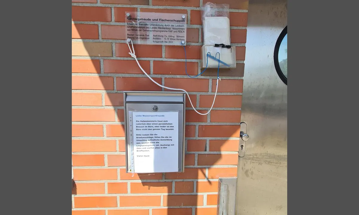 Timmdorf Marina: {"base": "en", "no": "betalingspostkasse", "se": "betalningsbrevl\u00e5da", "en": "payment letterbox", "da": "betalingsbrevkasse", "fr": "bo\u00eete aux lettres pour les paiements", "de": "Zahlungssammelbox", "es": "buz\u00f3n de pagos", "it": "cassetta per il pagamento", "pt": "caixa de pagamento", "nl": "betaalbrievenbus", "pl": "skrzynka na op\u0142aty", "uk": "\u0441\u043a\u0440\u0438\u043d\u044c\u043a\u0430 \u0434\u043b\u044f \u043f\u043b\u0430\u0442\u0435\u0436\u0456\u0432", "ro": "cutie de scrisori pentru pl\u0103\u021bi", "tr": "\u00f6deme posta kutusu", "el": "\u03b3\u03c1\u03b1\u03bc\u03bc\u03b1\u03c4\u03bf\u03ba\u03b9\u03b2\u03ce\u03c4\u03b9\u03bf \u03c0\u03bb\u03b7\u03c1\u03c9\u03bc\u03ae\u03c2", "cs": "platebn\u00ed schr\u00e1nka", "hu": "fizet\u00e9si lev\u00e9lszekr\u00e9ny", "fi": "maksulaatikko", "bg": "\u043a\u0443\u0442\u0438\u044f \u0437\u0430 \u043f\u043b\u0430\u0449\u0430\u043d\u0435", "sr": "kutija za uplatu", "et": "maksekast", "lv": "maks\u0101jumu pastkast\u012bte", "lt": "mokes\u010di\u0173 pa\u0161to d\u0117\u017eut\u0117"}