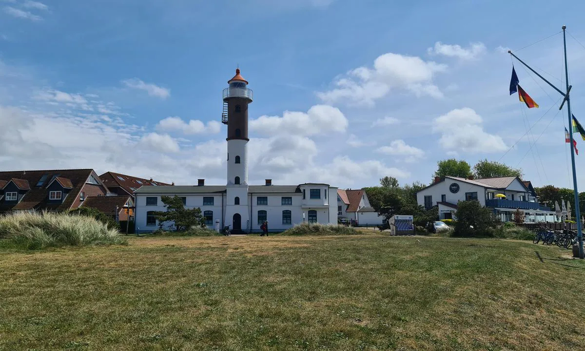 Timmdorf Marina: {"base": "en", "no": "Fyrt\u00e5rn", "se": "Fyr", "en": "Lighthouse", "da": "Fyrt\u00e5rn", "fr": "Phare", "de": "Leuchtturm", "es": "Faro", "it": "Faro", "pt": "Farol", "nl": "Vuurtoren", "pl": "Latarnia morska", "uk": "\u041c\u0430\u044f\u043a", "ro": "Far", "tr": "Fener", "el": "\u03a6\u03ac\u03c1\u03bf\u03c2", "cs": "Maj\u00e1k", "hu": "Vil\u00e1g\u00edt\u00f3torony", "fi": "Majakka", "bg": "\u0424\u0430\u0440", "sr": "\u0421\u0432\u0435\u0442\u0438\u043e\u043d\u0438\u043a", "et": "Majakas", "lv": "B\u0101ka", "lt": "\u0160vyturys"}