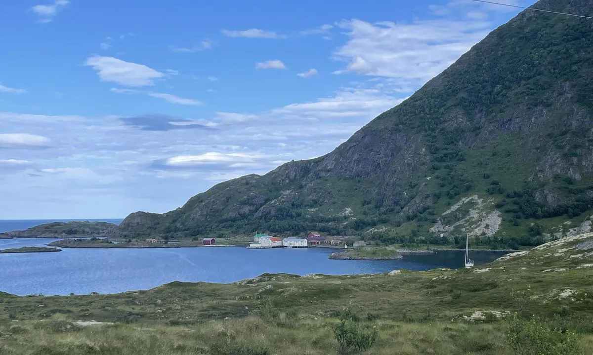 {"base": "no", "no": "Tind med ankerplass til h\u00f8yre i bildet.", "se": "Tind med ankringsplats till h\u00f6ger i bilden.", "en": "Tind with anchorage to the right in the picture.", "da": "Tind med ankerplads til h\u00f8jre i billedet.", "fr": "Pointe avec zone de mouillage \u00e0 droite sur l'image.", "de": "Spitze mit Ankerplatz rechts im Bild.", "es": "Cumbre con \u00e1rea de fondeo a la derecha en la imagen.", "it": "Tind con punto di ancoraggio a destra nell'immagine.", "pt": "Cume com \u00e1rea de ancoragem \u00e0 direita na imagem.", "nl": "Top met ankerplaats rechts op de afbeelding.", "pl": "G\u00f3ra z miejscem kotwiczenia po prawej stronie na zdj\u0119ciu.", "uk": "\u0422\u0438\u043d\u0434 \u0437 \u044f\u043a\u043e\u0440\u043d\u0438\u043c \u043c\u0456\u0441\u0446\u0435\u043c \u043f\u0440\u0430\u0432\u043e\u0440\u0443\u0447 \u043d\u0430 \u0437\u043e\u0431\u0440\u0430\u0436\u0435\u043d\u043d\u0456.", "ro": "V\u00e2rful cu loc de ancorare \u00een dreapta imaginii.", "tr": "Resimde sa\u011fda demirleme alan\u0131 olan Tind.", "el": "\u03a6\u03ac\u03c1\u03bf\u03c2 \u03bc\u03b5 \u03b1\u03b3\u03ba\u03c5\u03c1\u03bf\u03b2\u03cc\u03bb\u03b9\u03bf \u03c3\u03c4\u03b1 \u03b4\u03b5\u03be\u03b9\u03ac \u03c4\u03b7\u03c2 \u03b5\u03b9\u03ba\u03cc\u03bd\u03b1\u03c2.", "cs": "Tind s kotvi\u0161t\u011bm vpravo na obr\u00e1zku.", "hu": "Tind horgonyz\u00f3hely a k\u00e9p jobb oldal\u00e1n.", "fi": "Huippu, jossa on ankkurointipaikka oikealla kuvassa.", "bg": "\u0412\u0440\u044a\u0445 \u0441 \u043a\u043e\u0442\u0432\u0435\u043d\u043e \u043c\u044f\u0441\u0442\u043e \u0432\u0434\u044f\u0441\u043d\u043e \u043d\u0430 \u0438\u0437\u043e\u0431\u0440\u0430\u0436\u0435\u043d\u0438\u0435\u0442\u043e.", "sr": "Tind sa mestom za sidrenje desno na slici.", "et": "Saar ankrukoht paremal pildil.", "lv": "Smailio virsotne ar enkurojumu pa labi bild\u0113.", "lt": "Vir\u0161\u016bn\u0117 su inkaravimo vieta de\u0161in\u0117je pus\u0117je nuotraukos."}