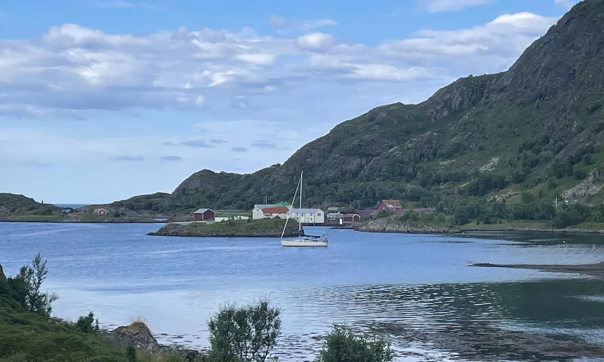 {"base": "no", "no": "Ankerplassen med Tind handelsplass i bakgrunnen", "se": "Ankarplatsen med Tind handelsplats i bakgrunden", "en": "The anchorage with Tind trading post in the background", "da": "Ankerpladsen med Tind handelsplads i baggrunden", "fr": "Le mouillage avec le comptoir commercial de Tind en arri\u00e8re-plan", "de": "Der Ankerplatz mit dem Handelsplatz Tind im Hintergrund", "es": "El fondeadero con el puesto de comercio de Tind al fondo", "it": "Il punto di ancoraggio con il centro commerciale Tind sullo sfondo", "pt": "O local de ancoragem com o posto comercial Tind ao fundo", "nl": "Ankerplaats met Tind handelsplaats op de achtergrond", "pl": "Kotwicowisko z placem handlowym Tind w tle", "uk": "\u042f\u043a\u0456\u0440\u043d\u0430 \u0441\u0442\u043e\u044f\u043d\u043a\u0430 \u0437 \u0442\u043e\u0440\u0433\u043e\u0432\u043e\u044e \u043c\u0456\u0441\u0446\u0435\u0432\u0456\u0441\u0442\u044e \u0422\u0456\u043d\u0434 \u043d\u0430 \u0437\u0430\u0434\u043d\u044c\u043e\u043c\u0443 \u043f\u043b\u0430\u043d\u0456", "ro": "Locul de ancorare cu pia\u021ba comercial\u0103 Tind \u00een fundal", "tr": "Demirleme yeri, arka planda Tind ticaret yeri ile", "el": "\u039f \u03c7\u03ce\u03c1\u03bf\u03c2 \u03b1\u03b3\u03ba\u03c5\u03c1\u03bf\u03b2\u03bf\u03bb\u03af\u03b1\u03c2 \u03bc\u03b5 \u03c4\u03bf\u03bd \u03b5\u03bc\u03c0\u03bf\u03c1\u03b9\u03ba\u03cc \u03c4\u03cc\u03c0\u03bf Tind \u03c3\u03c4\u03bf \u03c0\u03b1\u03c1\u03b1\u03c3\u03ba\u03ae\u03bd\u03b9\u03bf", "cs": "Kotvi\u0161t\u011b s obchodn\u00edm m\u00edstem Tind v pozad\u00ed", "hu": "Horgonyz\u00f3hely a Tind kereskedelmi helysz\u00ednnel a h\u00e1tt\u00e9rben", "fi": "Ankkuripaikka taustalla Tindin kauppapaikka", "bg": "\u041a\u043e\u0442\u0432\u0435\u043d\u043e\u0442\u043e \u043c\u044f\u0441\u0442\u043e \u0441 \u0442\u044a\u0440\u0433\u043e\u0432\u0441\u043a\u0438\u044f \u043e\u0431\u0435\u043a\u0442 \u0422\u0438\u043d\u0434 \u043d\u0430 \u0437\u0430\u0434\u0435\u043d \u043f\u043b\u0430\u043d", "sr": "Sidri\u0161te sa Tind trgova\u010dkim mestom u pozadini", "et": "Ankrupaik koos Tindi kaubanduspaigaga taustal", "lv": "Enkura vieta ar Tind tirdzniec\u012bbas vietu fon\u0101", "lt": "\u0160tormo vieta su Tind prekybos vieta fone"}