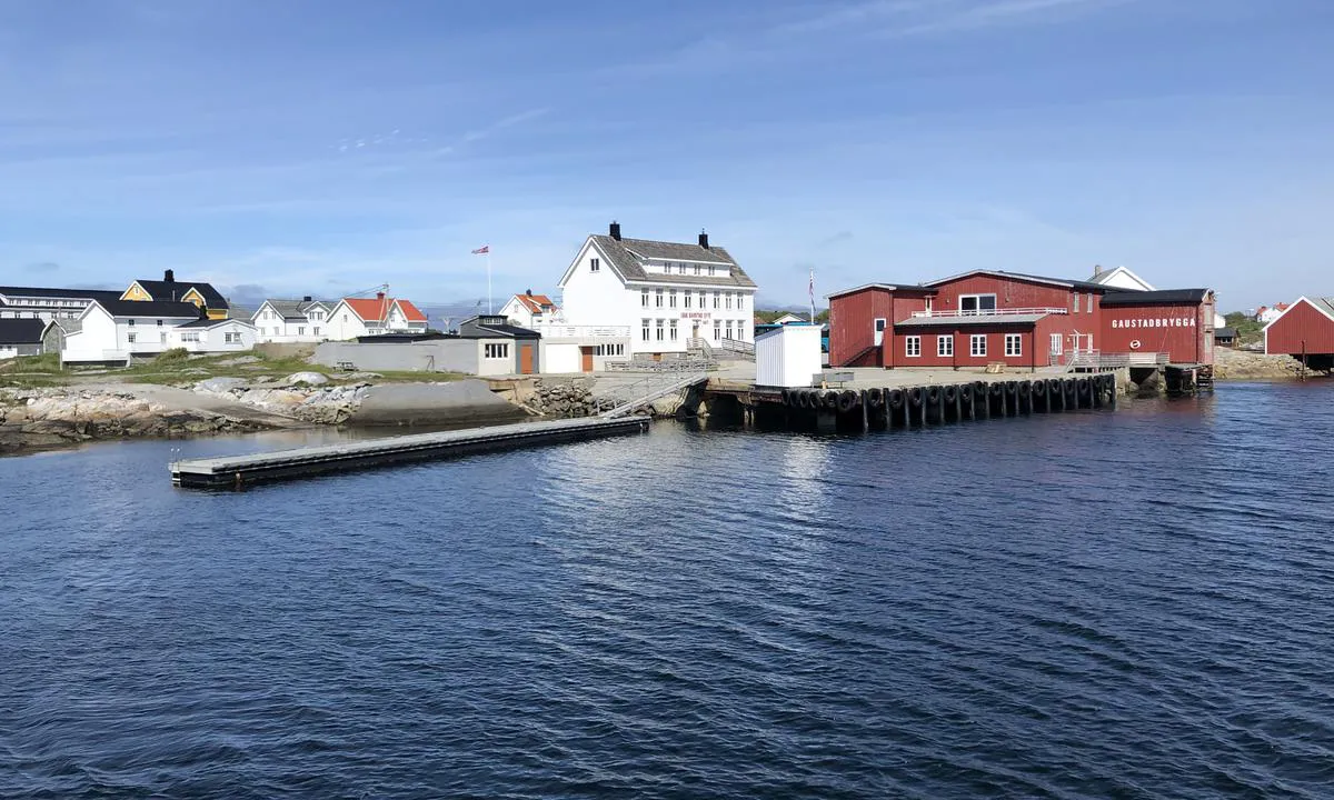 Gjestebrygga på Titran er en flytebrygge du får på babord side når du går inn i havna. Brygga ligger utenfor huset til «Isak Gaustad Eftf.». Bak den røde brygga til høyre i bildet finner du dusj og WC.