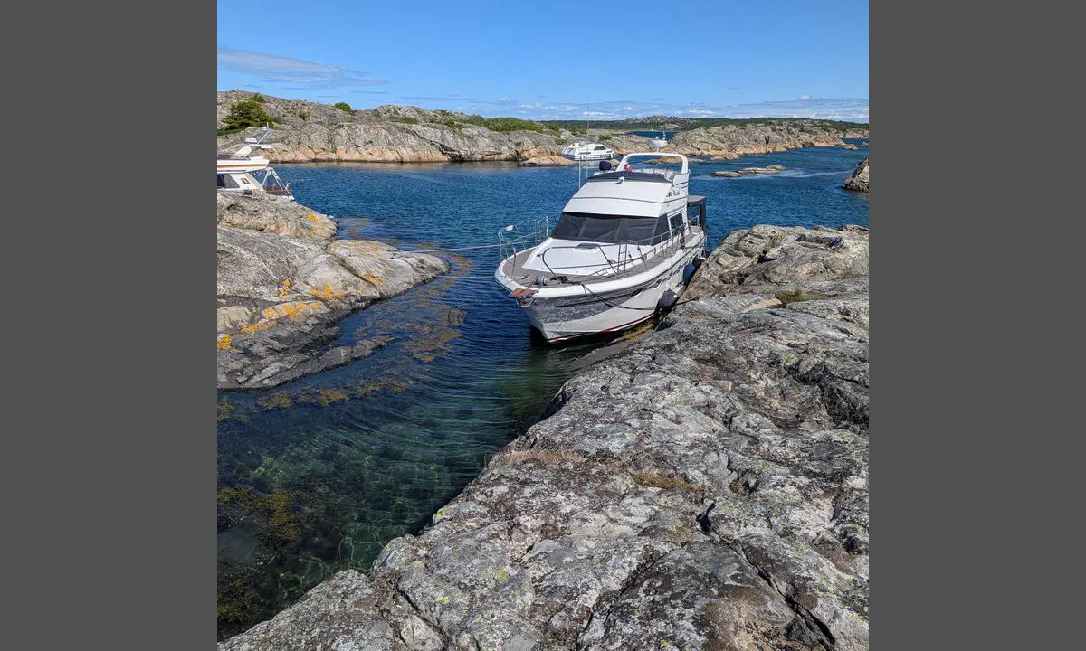 Tjälleskären: {"base": "no", "no": "En av plassene syd i havnen", "se": "En av platserna s\u00f6der i hamnen", "en": "One of the spots in the south of the harbour", "da": "En af pladserne syd i havnen", "fr": "Un des postes au sud du port", "de": "Ein Platz im S\u00fcden des Hafens", "es": "Uno de los lugares al sur del puerto", "it": "Uno dei posti a sud del porto", "pt": "Um dos locais ao sul do porto", "nl": "Een van de plaatsen in het zuiden van de haven", "pl": "Jedno z miejsc na po\u0142udniu portu", "uk": "\u041e\u0434\u043d\u0435 \u0437 \u043c\u0456\u0441\u0446\u044c \u043d\u0430 \u043f\u0456\u0432\u0434\u043d\u0456 \u0433\u0430\u0432\u0430\u043d\u0456", "ro": "Unul dintre locurile de la sudul portului", "tr": "Liman\u0131n g\u00fcneyindeki yerlerden biri", "el": "\u0388\u03bd\u03b1 \u03b1\u03c0\u03cc \u03c4\u03b1 \u03c3\u03b7\u03bc\u03b5\u03af\u03b1 \u03c3\u03c4\u03bf \u03bd\u03cc\u03c4\u03b9\u03bf \u03c4\u03bc\u03ae\u03bc\u03b1 \u03c4\u03bf\u03c5 \u03bb\u03b9\u03bc\u03b1\u03bd\u03b9\u03bf\u03cd", "cs": "Jedno z m\u00edst na jihu p\u0159\u00edstavu", "hu": "Egy hely d\u00e9len a kik\u00f6t\u0151ben", "fi": "Yksi paikoista sataman etel\u00e4osassa", "bg": "\u0415\u0434\u043d\u043e \u043e\u0442 \u043c\u0435\u0441\u0442\u0430\u0442\u0430 \u043d\u0430 \u044e\u0433 \u0432 \u043f\u0440\u0438\u0441\u0442\u0430\u043d\u0438\u0449\u0435\u0442\u043e", "sr": "Jedno od mesta na jugu luke", "et": "\u00dcks kohtadest sadama l\u00f5unaosas", "lv": "Viena no viet\u0101m dienvidos ost\u0101", "lt": "Viena i\u0161 viet\u0173 pietin\u0117je uosto pus\u0117je"}