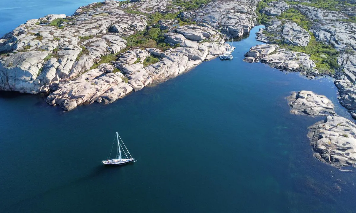 Tjällsö: You can anchor in the outer bay, and moor towards the rock all the way in the bottom of it