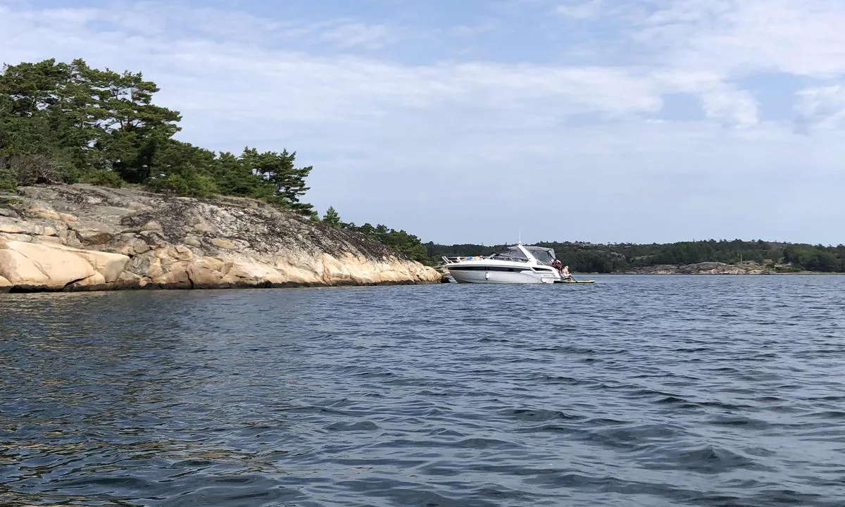 Tjärnö South East: Her ligger du fint mot land. Akterdregg og bolter i fjellet.