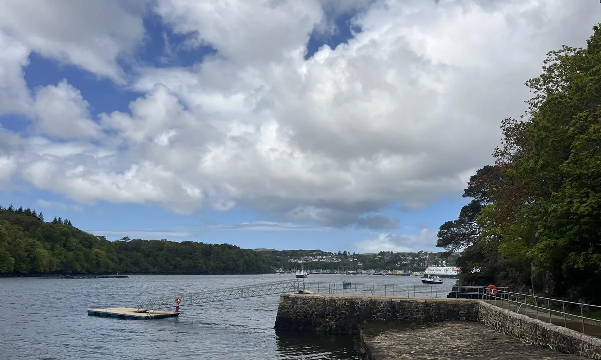 {"base": "en", "no": "Fra Aros Pier mot Tobermory", "se": "Fr\u00e5n Aros Pier mot Tobermory", "en": "From Aros Pier towards Tobermory", "da": "Fra Aros Pier mod Tobermory", "fr": "De la jet\u00e9e d'Aros vers Tobermory", "de": "Von Aros Pier in Richtung Tobermory", "es": "Desde el Muelle de Aros hacia Tobermory", "it": "Dal Molo di Aros verso Tobermory", "pt": "Do Pier de Aros em dire\u00e7\u00e3o a Tobermory", "nl": "Van Aros Pier richting Tobermory", "pl": "Od Aros Pier w kierunku Tobermory", "uk": "\u0412\u0456\u0434 \u043f\u0440\u0438\u0447\u0430\u043b\u0443 \u0410\u0440\u043e\u0441 \u0434\u043e \u0422\u043e\u0431\u0435\u0440\u043c\u043e\u0440\u0456", "ro": "De la debarcaderul Aros spre Tobermory", "tr": "Aros \u0130skelesi'nden Tobermory'ye", "el": "\u0391\u03c0\u03cc \u03c4\u03b7\u03bd \u03c0\u03c1\u03bf\u03b2\u03bb\u03ae\u03c4\u03b1 Aros \u03c0\u03c1\u03bf\u03c2 \u03c4\u03bf Tobermory", "cs": "Od Aros Pier sm\u011brem k Tobermory", "hu": "Aros m\u00f3l\u00f3t\u00f3l Tobermory fel\u00e9", "fi": "Arosin laiturista kohti Tobermorya", "bg": "\u041e\u0442 \u043f\u0440\u0438\u0441\u0442\u0430\u043d\u0438\u0449\u0435 \u0410\u0440\u043e\u0441 \u043a\u044a\u043c \u0422\u043e\u0431\u044a\u0440\u043c\u043e\u0440\u0438", "sr": "Od pristani\u0161ta Aros ka Tobermoriju", "et": "Aros Pierilt Tobermory poole", "lv": "No Aros Piest\u0101tnes uz Tobermory", "lt": "Nuo Aros prieplaukos link Tobermorio"}