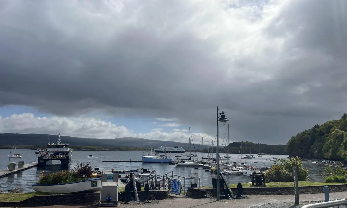 Tobermory Marina: {"base": "en", "no": "Fra brygga ser man mot s\u00f8r og gjestebryggene og s\u00f8r ankringsplassen", "se": "Fr\u00e5n piren med utsikt mot s\u00f6der och bes\u00f6karnas f\u00f6rt\u00f6jningar samt s\u00f6dra ankringsplatsen", "en": "From pier looking towards south and visitor moorings and south anchorage", "da": "Fra kajen ser mod syd og g\u00e6stepladser og sydliggende ankerpladser", "fr": "Depuis la jet\u00e9e en direction du sud et des amarrages visiteurs et du mouillage sud", "de": "Vom Pier nach S\u00fcden blickend, G\u00e4steanleger und s\u00fcdliche Ankerpl\u00e4tze", "es": "Desde el muelle mirando hacia el sur y amarraderos para visitantes y fondeadero sur", "it": "Dal molo guardando verso sud e ormeggi per visitatori e ancoraggio sud", "pt": "Do cais olhando para o sul e amarra\u00e7\u00f5es para visitantes e ancoradouro sul", "nl": "Vanaf de pier met uitzicht naar het zuiden en de bezoekersligplaatsen en het zuidelijke ankergebied", "pl": "Z pomostu w kierunku po\u0142udniowym, patrz\u0105c na miejsce cumowania dla go\u015bci i po\u0142udniow\u0105 kotwicowisko", "uk": "\u0417 \u043f\u0456\u0440\u0441\u0430, \u0449\u043e \u0434\u0438\u0432\u0438\u0442\u044c\u0441\u044f \u043d\u0430 \u043f\u0456\u0432\u0434\u0435\u043d\u044c, \u0456 \u0432\u0456\u0434\u0432\u0456\u0434\u0443\u0432\u0430\u0447\u0456\u0432 \u0448\u0432\u0430\u0440\u0442\u043e\u0432\u043e\u043a \u0442\u0430 \u043f\u0456\u0432\u0434\u0435\u043d\u043d\u043e\u0433\u043e \u044f\u043a\u043e\u0440\u0443\u0432\u0430\u043d\u043d\u044f", "ro": "De pe dig privind spre sud \u0219i pontoanele pentru vizitatori \u0219i ancorajul sudic", "tr": "\u0130skeleden g\u00fcneye bak\u0131ld\u0131\u011f\u0131nda ziyaret\u00e7i ba\u011flama yerleri ve g\u00fcney demirleme alan\u0131", "el": "\u0391\u03c0\u03cc \u03c4\u03b7\u03bd \u03b1\u03c0\u03bf\u03b2\u03ac\u03b8\u03c1\u03b1 \u03ba\u03bf\u03b9\u03c4\u03ce\u03bd\u03c4\u03b1\u03c2 \u03c0\u03c1\u03bf\u03c2 \u03bd\u03cc\u03c4\u03bf \u03ba\u03b1\u03b9 \u03c4\u03b9\u03c2 \u03b8\u03ad\u03c3\u03b5\u03b9\u03c2 \u03c0\u03c1\u03cc\u03c3\u03b4\u03b5\u03c3\u03b7\u03c2 \u03b5\u03c0\u03b9\u03c3\u03ba\u03b5\u03c0\u03c4\u03ce\u03bd \u03ba\u03b1\u03b9 \u03c4\u03bf \u03bd\u03cc\u03c4\u03b9\u03bf \u03b1\u03b3\u03ba\u03c5\u03c1\u03bf\u03b2\u03cc\u03bb\u03b9\u03bf", "cs": "Z mola sm\u011b\u0159uj\u00edc\u00edho na jih a n\u00e1v\u0161t\u011bvn\u00edch kotvi\u0161\u0165 a ji\u017en\u00edho kotvi\u0161t\u011b", "hu": "A m\u00f3l\u00f3r\u00f3l d\u00e9l fel\u00e9 n\u00e9zve \u00e9s a vend\u00e9gk\u00f6t\u00e9sek valamint a d\u00e9li horgonyz\u00f3hely", "fi": "Laiturilta etel\u00e4\u00e4n katsottuna vieraslaiturit ja etel\u00e4inen ankkurointialue", "bg": "\u041e\u0442 \u043a\u0435\u044f, \u0433\u043b\u0435\u0434\u0430\u0439\u043a\u0438 \u043d\u0430 \u044e\u0433 \u043a\u044a\u043c \u043c\u0435\u0441\u0442\u0430\u0442\u0430 \u0437\u0430 \u0430\u043a\u043e\u0441\u0442\u0438\u0440\u0430\u043d\u0435 \u043d\u0430 \u043f\u043e\u0441\u0435\u0442\u0438\u0442\u0435\u043b\u0438 \u0438 \u044e\u0436\u043d\u0438\u044f \u043a\u043e\u0442\u0432\u0435\u043d\u0430 \u0437\u043e\u043d\u0430", "sr": "Sa mola gledaju\u0107i ka jugu i vezovima za posetioce i ju\u017enom sidri\u0161tu", "et": "Kai pealt l\u00f5una poole vaadates n\u00e4ha k\u00fclalispoordumist ja l\u00f5una ankrupaika", "lv": "No piest\u0101tnes, skatoties uz dienvidiem un apmekl\u0113t\u0101ju pietauvotaj\u0101m viet\u0101m un dienvidu enkuru vietu", "lt": "I\u0161 prieplaukos \u017ei\u016brint \u012f pietus matyti lankytoj\u0173 priekotai ir pietin\u0117 inkaravimo vieta"}