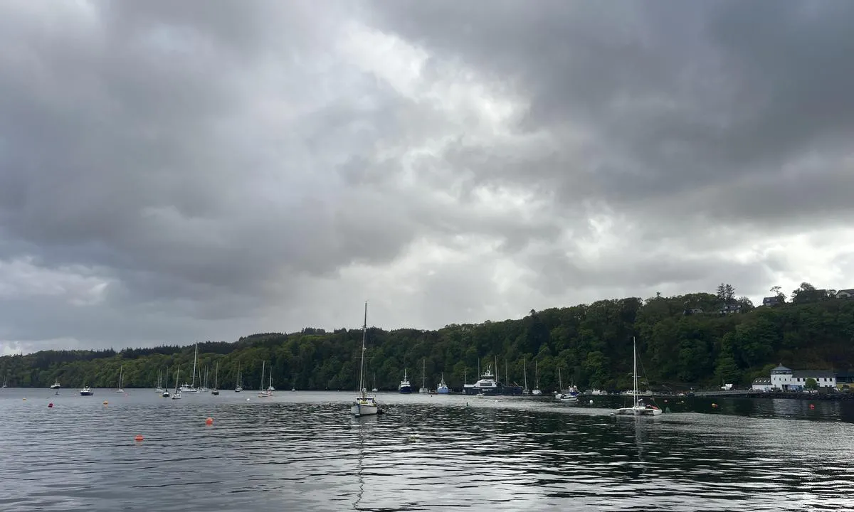 Tobermory Marina: {"base": "en", "no": "Ser fra byen mot flytebrygga (til venstre), havnekontoret (hvitt til venstre i bildet) og gjesteplasser (m\u00f8rkebl\u00e5 med hvite topper - forgrunn og i det fjerne)", "se": "Ser fr\u00e5n staden mot ponton (v\u00e4nster), hamnkontor (vitt till v\u00e4nster i bilden) och g\u00e4stplatser (m\u00f6rkbl\u00e5 med vita toppar - f\u00f6rgrund och avst\u00e5nd)", "en": "Looking from town towards pontoon (left), harbour office (white left of picture) and visitor moorings (dark blue with white tops - foreground and distance)", "da": "Ser fra byen mod pontonen (venstre), havnekontoret (hvidt til venstre i billedet) og g\u00e6steb\u00f8jerne (m\u00f8rkebl\u00e5 med hvide toppe - forgrund og baggrund)", "fr": "En regardant depuis la ville vers le ponton (\u00e0 gauche), le bureau du port (blanc \u00e0 gauche de l'image) et les mouillages visiteurs (bleu fonc\u00e9 avec des sommets blancs - au premier plan et au loin)", "de": "Blick von der Stadt Richtung Ponton (links), Hafenb\u00fcro (wei\u00df links im Bild) und G\u00e4steliegepl\u00e4tze (dunkelblau mit wei\u00dfen Spitzen - Vordergrund und Entfernung)", "es": "Mirando desde la ciudad hacia el pont\u00f3n (izquierda), la oficina del puerto (blanca a la izquierda de la imagen) y los amarres para visitantes (azul oscuro con tapas blancas - en primer plano y a lo lejos)", "it": "Guardando dalla citt\u00e0 verso il pontone (a sinistra), ufficio del porto (bianco a sinistra dell'immagine) e ormeggi per i visitatori (blu scuro con cime bianche - in primo piano e in lontananza)", "pt": "Olhando da cidade em dire\u00e7\u00e3o ao pont\u00e3o (esquerda), escrit\u00f3rio do porto (branco \u00e0 esquerda da imagem) e posi\u00e7\u00f5es de amarra\u00e7\u00e3o para visitantes (azul escuro com topos brancos - em primeiro plano e ao longe)", "nl": "Kijkend vanuit de stad naar de ponton (links), havenkantoor (wit links op de foto) en bezoekersligplaatsen (donkerblauw met witte toppen - voorgrond en verte)", "pl": "Patrz\u0105c z miasta w stron\u0119 pomostu (po lewej), biuro portu (bia\u0142e po lewej stronie zdj\u0119cia) i miejsca cumowania dla go\u015bci (ciemnoniebieskie z bia\u0142ymi ko\u0144c\u00f3wkami - na pierwszym planie i w oddali)", "uk": "\u0414\u0438\u0432\u043b\u044f\u0447\u0438\u0441\u044c \u0437 \u043c\u0456\u0441\u0442\u0430 \u043d\u0430 \u043f\u043e\u043d\u0442\u043e\u043d (\u043b\u0456\u0432\u043e\u0440\u0443\u0447), \u043e\u0444\u0456\u0441 \u043f\u043e\u0440\u0442\u0443 (\u0431\u0456\u043b\u0438\u0439 \u0437\u043b\u0456\u0432\u0430 \u043d\u0430 \u043c\u0430\u043b\u044e\u043d\u043a\u0443) \u0442\u0430 \u043f\u0440\u0438\u0447\u0430\u043b\u0438 \u0434\u043b\u044f \u0432\u0456\u0434\u0432\u0456\u0434\u0443\u0432\u0430\u0447\u0456\u0432 (\u0442\u0435\u043c\u043d\u043e-\u0441\u0438\u043d\u0456 \u0437 \u0431\u0456\u043b\u0438\u043c\u0438 \u0432\u0435\u0440\u0445\u0456\u0432\u043a\u0430\u043c\u0438 - \u043d\u0430 \u043f\u0435\u0440\u0435\u0434\u043d\u044c\u043e\u043c\u0443 \u043f\u043b\u0430\u043d\u0456 \u0442\u0430 \u043d\u0430 \u0432\u0456\u0434\u0441\u0442\u0430\u043d\u0456)", "ro": "Privind dinspre ora\u0219 spre ponton (st\u00e2nga), biroul portului (alb la st\u00e2nga \u00een imagine) \u0219i cheiurile pentru vizitatori (albastru \u00eenchis cu v\u00e2rfuri albe - prim-plan \u0219i fundal)", "tr": "\u015eehre do\u011fru iskeleye (sol) bak\u0131ld\u0131\u011f\u0131nda, liman ofisi (resmin solunda beyaz) ve ziyaret\u00e7i ba\u011flama yerleri (\u00f6n planda ve uzakta beyaz \u00fcstl\u00fc koyu mavi)", "el": "\u039a\u03bf\u03b9\u03c4\u03ac\u03b6\u03bf\u03bd\u03c4\u03b1\u03c2 \u03b1\u03c0\u03cc \u03c4\u03b7\u03bd \u03c0\u03cc\u03bb\u03b7 \u03c0\u03c1\u03bf\u03c2 \u03c4\u03b7\u03bd \u03c0\u03bb\u03c9\u03c4\u03ae \u03c0\u03c1\u03bf\u03b2\u03bb\u03ae\u03c4\u03b1 (\u03b1\u03c1\u03b9\u03c3\u03c4\u03b5\u03c1\u03ac), \u03c4\u03bf \u03bb\u03b9\u03bc\u03b5\u03bd\u03b9\u03ba\u03cc \u03b3\u03c1\u03b1\u03c6\u03b5\u03af\u03bf (\u03bb\u03b5\u03c5\u03ba\u03cc \u03c3\u03c4\u03b1 \u03b1\u03c1\u03b9\u03c3\u03c4\u03b5\u03c1\u03ac \u03c4\u03b7\u03c2 \u03b5\u03b9\u03ba\u03cc\u03bd\u03b1\u03c2) \u03ba\u03b1\u03b9 \u03c4\u03b9\u03c2 \u03b8\u03ad\u03c3\u03b5\u03b9\u03c2 \u03b5\u03bb\u03bb\u03b9\u03bc\u03b5\u03bd\u03b9\u03c3\u03bc\u03bf\u03cd \u03b5\u03c0\u03b9\u03c3\u03ba\u03b5\u03c0\u03c4\u03ce\u03bd (\u03c3\u03ba\u03bf\u03cd\u03c1\u03bf \u03bc\u03c0\u03bb\u03b5 \u03bc\u03b5 \u03bb\u03b5\u03c5\u03ba\u03ad\u03c2 \u03ba\u03bf\u03c1\u03c5\u03c6\u03ad\u03c2 - \u03c0\u03c1\u03bf\u03c3\u03ba\u03ae\u03bd\u03b9\u03bf \u03ba\u03b1\u03b9 \u03b1\u03c0\u03cc\u03c3\u03c4\u03b1\u03c3\u03b7)", "cs": "Pohled z m\u011bsta na ponton (vlevo), p\u0159\u00edstavn\u00ed kancel\u00e1\u0159 (b\u00edl\u00e1 vlevo na obr\u00e1zku) a n\u00e1v\u0161t\u011bvnick\u00e9 kotvi\u0161t\u011b (tmav\u011b modr\u00e9 s b\u00edl\u00fdmi vr\u0161ky - pop\u0159ed\u00ed a d\u00e1lka)", "hu": "A v\u00e1ros fel\u0151l n\u00e9zve a ponton (balra), a kik\u00f6t\u0151i iroda (balra feh\u00e9r az \u00e1br\u00e1n) \u00e9s a l\u00e1togat\u00f3i kik\u00f6t\u0151helyek (s\u00f6t\u00e9tk\u00e9k feh\u00e9r tetej\u0171 - el\u0151t\u00e9rben \u00e9s t\u00e1vlatban)", "fi": "Katsoen kaupungista kohti ponttoonia (vasemmalla), satamatoimistoa (valkoinen vasemmalla kuvassa) ja vieraiden kiinnityskohtia (tummansinisi\u00e4 valkoisilla yl\u00e4osilla - etualalla ja kauempana)", "bg": "\u041f\u043e\u0433\u043b\u0435\u0434\u043d\u0430\u0442\u043e \u043e\u0442 \u0433\u0440\u0430\u0434\u0430 \u043a\u044a\u043c \u043f\u043e\u043d\u0442\u043e\u043d\u0430 (\u0432\u043b\u044f\u0432\u043e), \u043f\u0440\u0438\u0441\u0442\u0430\u043d\u0438\u0449\u043d\u0430\u0442\u0430 \u043a\u0430\u043d\u0446\u0435\u043b\u0430\u0440\u0438\u044f (\u0431\u044f\u043b\u0430\u0442\u0430 \u0441\u0433\u0440\u0430\u0434\u0430 \u0432\u043b\u044f\u0432\u043e \u043d\u0430 \u0441\u043d\u0438\u043c\u043a\u0430\u0442\u0430) \u0438 \u043c\u0435\u0441\u0442\u0430\u0442\u0430 \u0437\u0430 \u0433\u043e\u0441\u0442\u0443\u0432\u0430\u0449\u0438 \u043b\u043e\u0434\u043a\u0438 (\u0442\u044a\u043c\u043d\u043e\u0441\u0438\u043d\u0438 \u0441 \u0431\u0435\u043b\u0438 \u0432\u044a\u0440\u0445\u043e\u0432\u0435 - \u043d\u0430 \u043f\u0440\u0435\u0434\u0435\u043d \u043f\u043b\u0430\u043d \u0438 \u0432 \u0434\u0430\u043b\u0435\u0447\u0438\u043d\u0430\u0442\u0430)", "sr": "Gledaju\u0107i iz grada prema pontonu (levo), lu\u010dka kancelarija (bela levo na slici) i vezovi za posetioce (tamno plavi sa belim vrhovima - u prvom planu i u daljini)", "et": "Vaadates linnast puitlaevalaeva poole (vasakul), sadamakontor (pildi vasakul pool valge) ja k\u00fclaliste poid (tumesinine valgete tippudega - esiplaanil ja kauguses)", "lv": "Skatoties no pils\u0113tas uz pontonu (pa kreisi), ostas biroju (balt\u0101 \u0113ka pa kreisi att\u0113l\u0101) un viesu piest\u0101tn\u0113m (tum\u0161i zilas ar balt\u0101m virsm\u0101m - priek\u0161pl\u0101n\u0101 un t\u0101lum\u0101)", "lt": "\u017di\u016brint i\u0161 miesto \u012f ponton\u0105 (kair\u0117je), uosto biur\u0105 (balta kair\u0117je pus\u0117je nuotraukos) ir sve\u010di\u0173 \u0161vartavimosi vietas (tamsiai m\u0117lynos su baltomis vir\u0161\u016bn\u0117mis - priekyje ir tolumoje)"}