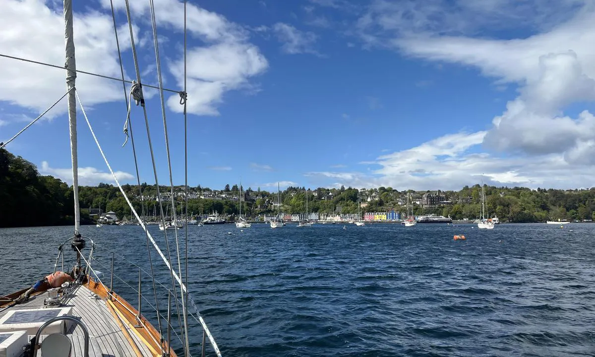 {"base": "en", "no": "Fra gjestebryggene med utsikt mot NV mot Tobermory", "se": "Fr\u00e5n bes\u00f6karnas f\u00f6rt\u00f6jningar som ser NV mot Tobermory", "en": "From visitor moorings looking NW towards Tobermory", "da": "Fra g\u00e6steb\u00f8jerne kiggende NV mod Tobermory", "fr": "Depuis les corps-morts pour visiteurs regardant au nord-ouest vers Tobermory", "de": "Von den Besuchermoorings aus in Richtung NW nach Tobermory blickend", "es": "Desde los amarres de visitantes mirando al noroeste hacia Tobermory", "it": "Dai ormeggi per visitatori guardando verso NW verso Tobermory", "pt": "Dos ancoradouros para visitantes olhando para NW em dire\u00e7\u00e3o a Tobermory", "nl": "Vanaf de bezoekersligplaatsen kijkend NW richting Tobermory", "pl": "Z miejsc do cumowania dla go\u015bci, patrz\u0105c na p\u00f3\u0142nocny zach\u00f3d w kierunku Tobermory", "uk": "\u0412\u0456\u0434 \u0441\u0442\u043e\u044f\u043d\u043e\u043a \u0434\u043b\u044f \u0432\u0456\u0434\u0432\u0456\u0434\u0443\u0432\u0430\u0447\u0456\u0432, \u044f\u043a\u0456 \u0434\u0438\u0432\u043b\u044f\u0442\u044c\u0441\u044f \u043d\u0430 \u043f\u0456\u0432\u043d\u0456\u0447\u043d\u0438\u0439 \u0437\u0430\u0445\u0456\u0434 \u0443 \u0431\u0456\u043a \u0422\u043e\u0431\u0435\u0440\u043c\u043e\u0440\u0456", "ro": "De la locurile de ancorare pentru vizitatori privind NV spre Tobermory", "tr": "Ziyaret\u00e7i ba\u011flama yerlerinden NW y\u00f6n\u00fcnde Tobermory'e bak\u0131\u015f", "el": "\u0391\u03c0\u03cc \u03c4\u03bf\u03c5\u03c2 \u03b5\u03c0\u03b9\u03c3\u03ba\u03ad\u03c0\u03c4\u03b5\u03c2 \u03b1\u03b3\u03ba\u03c5\u03c1\u03bf\u03b2\u03bf\u03bb\u03af\u03b1 \u03ba\u03bf\u03b9\u03c4\u03ac\u03b6\u03bf\u03bd\u03c4\u03b1\u03c2 \u0392\u0394 \u03c0\u03c1\u03bf\u03c2 \u03c4\u03bf Tobermory", "cs": "Z n\u00e1v\u0161t\u011bvnick\u00fdch b\u00f3j\u00ed sm\u011brem na severoz\u00e1pad k Tobermory", "hu": "A l\u00e1togat\u00f3i kik\u00f6t\u0151helyekr\u0151l \u00e9szaknyugatra Tobermory fel\u00e9 n\u00e9zve", "fi": "Vieraspoijuilta luoteeseen katsottaessa kohti Tobermorya", "bg": "\u041e\u0442 \u043c\u0435\u0441\u0442\u0430\u0442\u0430 \u0437\u0430 \u043f\u043e\u0441\u0435\u0442\u0438\u0442\u0435\u043b\u0438, \u0433\u043b\u0435\u0434\u0430\u0439\u043a\u0438 \u043d\u0430 \u0421\u0417 \u043a\u044a\u043c \u0422\u043e\u0431\u0435\u0440\u043c\u043e\u0440\u0438", "sr": "Od privezi\u0161ta za posetioce gledaju\u0107i ka severozapadu prema Tobermoriju", "et": "K\u00fclaliskaiidelt loodesuunda Tobermory poole vaadates", "lv": "No apmekl\u0113t\u0101ju enkura viet\u0101m raugoties ZR virzien\u0101 uz Tobermory", "lt": "Nuo lankytoj\u0173 prisi\u0161vartavimo viet\u0173 \u017ei\u016brint \u0160VV Tobermorio link"}