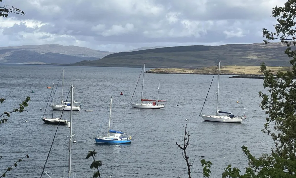 Tobermory Marina: {"base": "en", "no": "Gjesteplasser med utsikt mot NE", "se": "Bes\u00f6kstill\u00e4ggningsplatser med utsikt mot nordost", "en": "Visitor moorings looking NE", "da": "G\u00e6stepladser med udsigt mod NE", "fr": "Mouillages pour visiteurs regardant vers le NE", "de": "Besuchermoorings mit Blick nach Nordost", "es": "Amarres para visitantes con vista al NE", "it": "Ormeggi per visitatori con vista a NE", "pt": "Amarra\u00e7\u00f5es para visitantes olhando NE", "nl": "Bezoeker aanlegplaatsen kijkend naar NO", "pl": "Miejsca cumownicze dla go\u015bci z widokiem na NE", "uk": "\u041c\u0456\u0441\u0446\u044f \u0434\u043b\u044f \u0441\u0442\u043e\u044f\u043d\u043a\u0438 \u0432\u0456\u0434\u0432\u0456\u0434\u0443\u0432\u0430\u0447\u0456\u0432, \u0449\u043e \u0434\u0438\u0432\u043b\u044f\u0442\u044c\u0441\u044f \u043d\u0430 \u041f\u043d\u0421\u0445", "ro": "Locuri de ancoraj pentru vizitatori cu vedere spre NE", "tr": "Ziyaret\u00e7i ba\u011flama yerleri kuzeydo\u011fuya bak\u0131yor", "el": "\u0391\u03b3\u03ba\u03c5\u03c1\u03bf\u03b2\u03cc\u03bb\u03b9\u03b1 \u03b5\u03c0\u03b9\u03c3\u03ba\u03b5\u03c0\u03c4\u03ce\u03bd \u03b2\u03bb\u03ad\u03c0\u03bf\u03bd\u03c4\u03b1\u03c2 \u0392\u0391", "cs": "Kotvi\u0161t\u011b pro n\u00e1v\u0161t\u011bvn\u00edky s v\u00fdhledem na SV", "hu": "L\u00e1togat\u00f3i kik\u00f6t\u0151k \u00c9K-re n\u00e9zve", "fi": "Vierasveneiden kiinnityspaikat kohti koillista", "bg": "\u041c\u0435\u0441\u0442\u0430 \u0437\u0430 \u0430\u043a\u043e\u0441\u0442\u0438\u0440\u0430\u043d\u0435 \u043d\u0430 \u043f\u043e\u0441\u0435\u0442\u0438\u0442\u0435\u043b\u0438, \u0433\u043b\u0435\u0434\u0430\u0449\u0438 \u0441\u0435\u0432\u0435\u0440\u043e\u0438\u0437\u0442\u043e\u043a", "sr": "Privez za posetioce gleda ka SI", "et": "K\u00fclalisjahisadamad vaatega kirde suunas", "lv": "Apciemot\u0101ju piest\u0101tnes skatoties ZA", "lt": "Sve\u010di\u0173 \u0161vartavimosi vietos \u017evelgiant NE"}