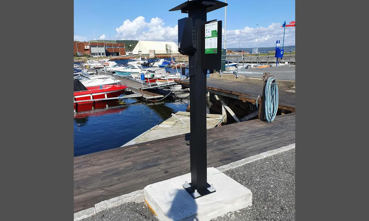 Tofte Båtforening: {"base": "no", "no": "Har du lang nok kabel kan du ogs\u00e5 lade b\u00e5t p\u00e5 denne.", "se": "Om du har l\u00e5ng nog kabel kan du ocks\u00e5 ladda b\u00e5t p\u00e5 denna.", "en": "If you have a long enough cable, you can also charge your boat on this.", "da": "Har du lang nok kabel kan du ogs\u00e5 lade b\u00e5d p\u00e5 denne.", "fr": "Si vous avez un c\u00e2ble suffisamment long, vous pouvez \u00e9galement charger votre bateau ici.", "de": "Wenn Sie ein lang genuges Kabel haben, k\u00f6nnen Sie damit auch das Boot aufladen.", "es": "Si tienes un cable lo suficientemente largo, tambi\u00e9n puedes cargar el bote aqu\u00ed.", "it": "Se hai un cavo abbastanza lungo, puoi anche caricare la barca su questa.", "pt": "Se voc\u00ea tiver cabo longo suficiente, tamb\u00e9m pode carregar o barco nele.", "nl": "Als je een lange genoeg kabel hebt, kun je hier ook je boot opladen.", "pl": "Je\u015bli masz wystarczaj\u0105co d\u0142ugi kabel, mo\u017cesz r\u00f3wnie\u017c na\u0142adowa\u0107 \u0142\u00f3d\u017a na tym.", "uk": "\u042f\u043a\u0449\u043e \u0443 \u0432\u0430\u0441 \u0434\u043e\u0441\u0442\u0430\u0442\u043d\u044c\u043e \u0434\u043e\u0432\u0433\u0438\u0439 \u043a\u0430\u0431\u0435\u043b\u044c, \u0432\u0438 \u0442\u0430\u043a\u043e\u0436 \u043c\u043e\u0436\u0435\u0442\u0435 \u0437\u0430\u0440\u044f\u0434\u0436\u0430\u0442\u0438 \u0441\u0443\u0434\u043d\u043e \u0432\u0456\u0434 \u043d\u044c\u043e\u0433\u043e.", "ro": "Dac\u0103 ai un cablu suficient de lung, po\u021bi \u00eenc\u0103rca barca \u0219i aici.", "tr": "Yeterince uzun bir kablonuz varsa, bu noktada da teknenizi \u015farj edebilirsiniz.", "el": "\u0391\u03bd \u03ad\u03c7\u03b5\u03b9\u03c2 \u03b1\u03c1\u03ba\u03b5\u03c4\u03ac \u03bc\u03b1\u03ba\u03c1\u03cd \u03ba\u03b1\u03bb\u03ce\u03b4\u03b9\u03bf, \u03bc\u03c0\u03bf\u03c1\u03b5\u03af\u03c2 \u03b5\u03c0\u03af\u03c3\u03b7\u03c2 \u03bd\u03b1 \u03c6\u03bf\u03c1\u03c4\u03af\u03c3\u03b5\u03b9\u03c2 \u03c4\u03bf \u03c3\u03ba\u03ac\u03c6\u03bf\u03c2 \u03c3\u03b5 \u03b1\u03c5\u03c4\u03cc.", "cs": "M\u00e1te-li dostate\u010dn\u011b dlouh\u00fd kabel, m\u016f\u017eete na tomto m\u00edst\u011b nab\u00edjet i lo\u010f.", "hu": "Ha el\u00e9g hossz\u00fa k\u00e1bel \u00e1ll rendelkez\u00e9s\u00e9re, ezen is t\u00f6ltheti a haj\u00f3t.", "fi": "Jos sinulla on tarpeeksi pitk\u00e4 kaapeli, voit my\u00f6s ladata venett\u00e4 t\u00e4ll\u00e4.", "bg": "\u0410\u043a\u043e \u0438\u043c\u0430\u0442\u0435 \u0434\u043e\u0441\u0442\u0430\u0442\u044a\u0447\u043d\u043e \u0434\u044a\u043b\u044a\u0433 \u043a\u0430\u0431\u0435\u043b, \u043c\u043e\u0436\u0435\u0442\u0435 \u0441\u044a\u0449\u043e \u0434\u0430 \u0437\u0430\u0440\u0435\u0434\u0438\u0442\u0435 \u043b\u043e\u0434\u043a\u0430\u0442\u0430 \u0441\u0438 \u0442\u0443\u043a.", "sr": "\u0410\u043a\u043e \u0438\u043c\u0430\u0448 \u0434\u043e\u0432\u043e\u0459\u043d\u043e \u0434\u0443\u0433\u0430\u0447\u0430\u043a \u043a\u0430\u0431\u043b, \u043c\u043e\u0436\u0435\u0448 \u0438 \u043f\u0443\u043d\u0438\u0442\u0438 \u0447\u0430\u043c\u0430\u0446 \u043d\u0430 \u043e\u0432\u043e\u043c.", "et": "Kui sul on piisavalt pikk kaabel, saad selle abil ka paati laadida.", "lv": "Ja tev ir pietiekami gar\u0161 kabelis, vari uzl\u0101d\u0113t laivu ar \u0161o.", "lt": "Jei turite pakankamai ilgo laido, galite taip pat \u012fkrauti valt\u012f \u0161iuo."}