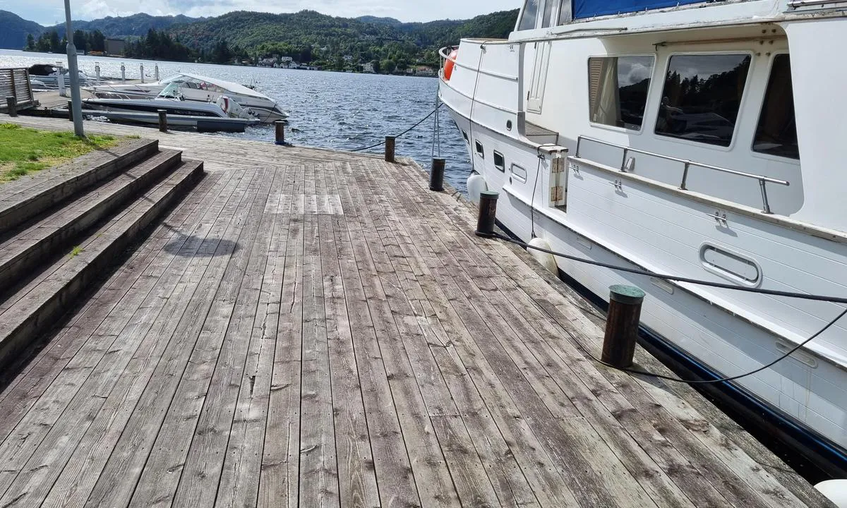 Tollbodbryggen - Flekkefjord: Den ytterste delen av den faste brygga er gjestebrygge