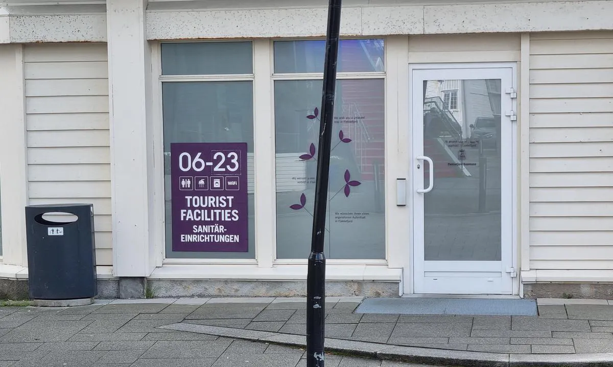 Tollbodbryggen - Flekkefjord: {"base": "no", "no": "Toalett, dusj og vaskemaskin", "se": "Toalett, dusch och tv\u00e4ttmaskin", "en": "Toilet, shower and washing machine", "da": "Toilet, bruser og vaskemaskine"}