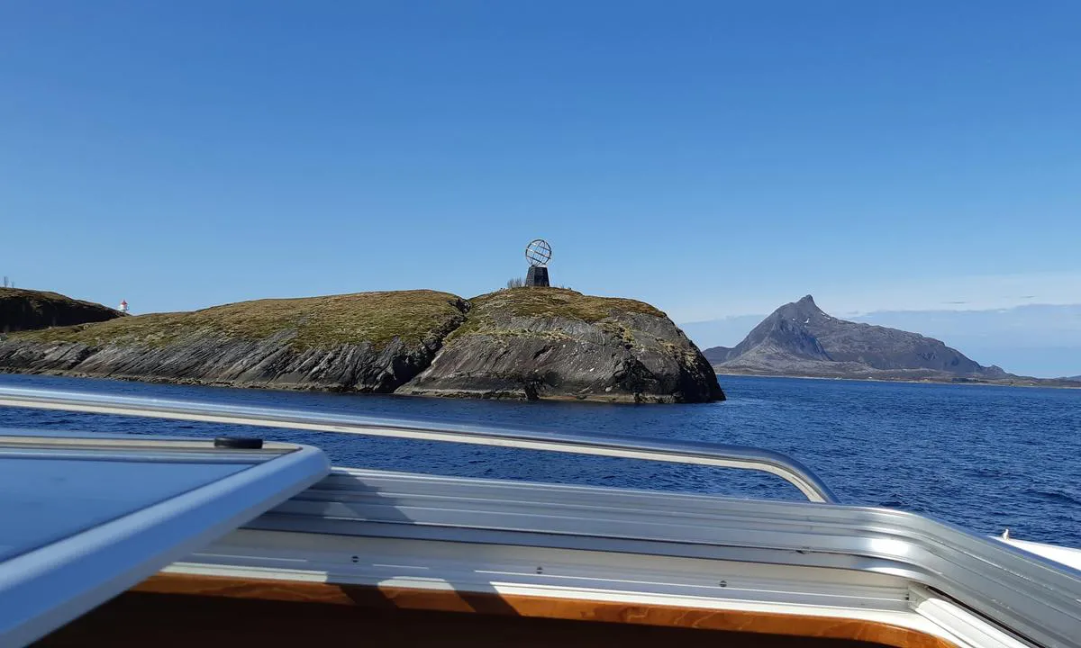 Tonnes Havn: Polarsirkelmonument på øya Viking rett nord for Tonna.