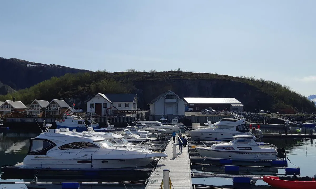 Tonnes Havn: Tonna båthavn.
Gjestebrygge på enden av brygga.