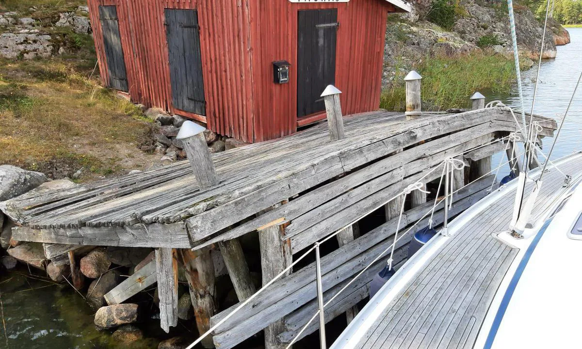 Toras Viken: In the west side of the bay there is an old steamship pier and shed. The pier is in a poor condition. You can moor to it bow ahead and anchor from stern. It is deep there 3-7 m.