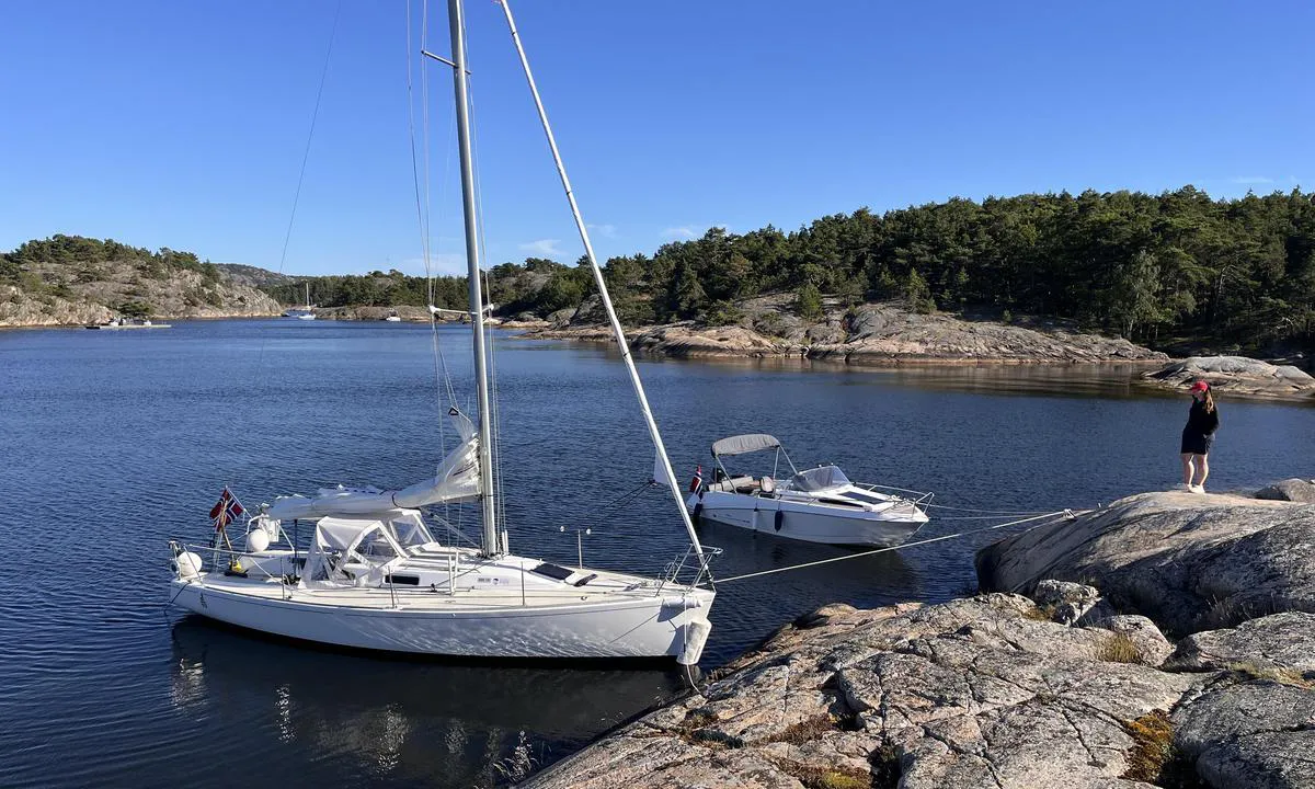 Tordenskioldbukta: {"base": "no", "no": "59\u00b003\u2019100N, 11\u00b006\u2019533E tatt s\u00f8r-\u00f8stover inn i bukta. God dybde og 2 bolter.", "se": "59\u00b003\u2019100N, 11\u00b006\u2019533E tagit sydost in i bukten. Bra djup och 2 bultar.", "en": "59\u00b003\u2019100N, 11\u00b006\u2019533E taken southeast into the bay. Good depth and 2 bolts.", "da": "59\u00b003\u2019100N, 11\u00b006\u2019533E taget syd\u00f8stover ind i bugten. God dybde og 2 bolte.", "fr": "59\u00b003\u2019100N, 11\u00b006\u2019533E pris au sud-est dans la baie. Bonne profondeur et 2 boulons.", "de": "59\u00b003'100N, 11\u00b006'533E s\u00fcd\u00f6stlich in die Bucht eingelaufen. Gute Tiefe und 2 Bolzen.", "es": "59\u00b003\u2019100N, 11\u00b006\u2019533E tomado hacia el sureste en la bah\u00eda. Buena profundidad y 2 pernos.", "it": "59\u00b003\u2019100N, 11\u00b006\u2019533E preso a sud-est nella baia. Buona profondit\u00e0 e 2 ancoraggi.", "pt": "59\u00b003\u2019100N, 11\u00b006\u2019533E tomado a sudeste para dentro da ba\u00eda. Boa profundidade e 2 \u00e2ncoras fixas.", "nl": "59\u00b003\u2019100N, 11\u00b006\u2019533E genomen zuidoostwaarts de baai in. Goede diepte en 2 ankerbouten.", "pl": "59\u00b003\u2019100N, 11\u00b006\u2019533E wykonane na po\u0142udniowy wsch\u00f3d w zatok\u0119. Dobra g\u0142\u0119boko\u015b\u0107 i 2 bolce.", "uk": "59\u00b003\u2019100N, 11\u00b006\u2019533E \u0432\u0437\u044f\u0442\u043e \u043d\u0430 \u043f\u0456\u0432\u0434\u0435\u043d\u043d\u0438\u0439 \u0441\u0445\u0456\u0434 \u0443 \u0437\u0430\u0442\u043e\u043a\u0443. \u0425\u043e\u0440\u043e\u0448\u0430 \u0433\u043b\u0438\u0431\u0438\u043d\u0430 \u0456 2 \u0448\u0432\u0430\u0440\u0442\u043e\u0432\u043d\u0456 \u0431\u043e\u043b\u0442\u0438.", "ro": "59\u00b003'100N, 11\u00b006'533E luate spre sud-est, \u00een golf. Ad\u00e2ncime bun\u0103 \u0219i 2 bol\u021buri.", "tr": "59\u00b003\u2019100N, 11\u00b006\u2019533E k\u00f6rfeze g\u00fcneydo\u011fuya do\u011fru girilmi\u015ftir. \u0130yi derinlik ve 2 mapad\u0131r.", "el": "59\u00b003\u2019100N, 11\u00b006\u2019533E \u03b5\u03b9\u03c3\u03ad\u03c1\u03c7\u03b5\u03c4\u03b1\u03b9 \u03bd\u03bf\u03c4\u03b9\u03bf\u03b1\u03bd\u03b1\u03c4\u03bf\u03bb\u03b9\u03ba\u03ac \u03c3\u03c4\u03bf\u03bd \u03ba\u03cc\u03bb\u03c0\u03bf. \u039a\u03b1\u03bb\u03ae \u03b2\u03ac\u03b8\u03bf\u03c2 \u03ba\u03b1\u03b9 2 \u03bc\u03c0\u03bf\u03c5\u03bb\u03cc\u03bd\u03b9\u03b1.", "cs": "59\u00b003\u2019100N, 11\u00b006\u2019533E vzat na jihov\u00fdchod do z\u00e1livu. Dobr\u00e1 hloubka a 2 \u00favazov\u00e9 body.", "hu": "59\u00b003\u2019100N, 11\u00b006\u2019533E d\u00e9lkelet fel\u00e9 bevezetve az \u00f6b\u00f6lbe. J\u00f3 m\u00e9lys\u00e9g \u00e9s 2 kik\u00f6t\u0151 bak.", "fi": "59\u00b003\u2019100N, 11\u00b006\u2019533E otettu kaakkoon lahteen. Hyv\u00e4 syvyys ja 2 pulttia.", "bg": "59\u00b003\u2019100N, 11\u00b006\u2019533E, \u043d\u0430\u043f\u0440\u0430\u0432\u0435\u043d\u0430 \u043d\u0430 \u044e\u0433\u043e\u0438\u0437\u0442\u043e\u043a \u0432 \u0437\u0430\u043b\u0438\u0432\u0430. \u0414\u043e\u0431\u0440\u0430 \u0434\u044a\u043b\u0431\u043e\u0447\u0438\u043d\u0430 \u0438 2 \u0431\u043e\u043b\u0442\u0430.", "sr": "59\u00b003\u2019100N, 11\u00b006\u2019533E usmeren prema jugoistoku ka zalivu. Dobra dubina i 2 klina.", "et": "59\u00b003\u2019100N, 11\u00b006\u2019533E tatt kagusse lahe sisse. Hea s\u00fcgavus ja 2 polti.", "lv": "59\u00b003\u2019100N, 11\u00b006\u2019533E ieeja l\u012bc\u012b uz dienvidaustrumiem. Laba dzi\u013cuma un 2 bultskr\u016bves.", "lt": "59\u00b003\u2019100N, 11\u00b006\u2019533E \u012fplaukti \u012flankos pietry\u010di\u0173 kryptimi. Geras gylis ir 2 pakabinimo var\u017etai."}