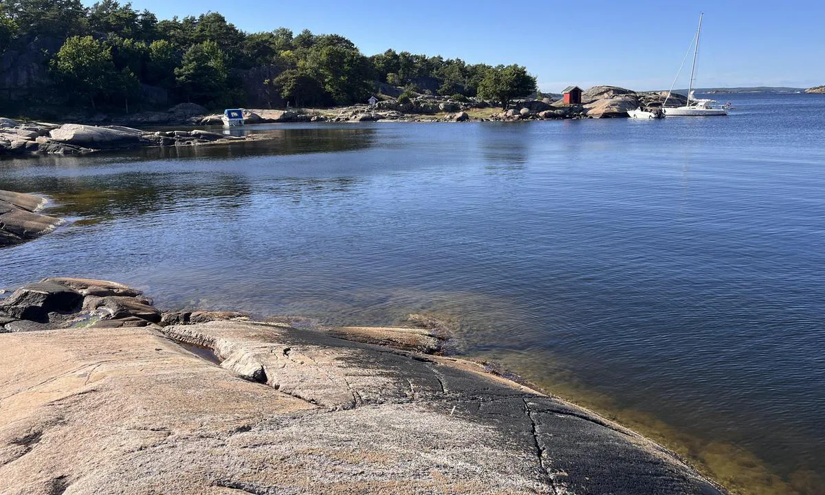 Tordenskioldbukta: {"base": "no", "no": "59\u00b003\u2019050N, 11\u00b006\u2019567E mot nord-vest. Bolt i berget rett ved (i bildet).", "se": "59\u00b003\u2019050N, 11\u00b006\u2019567E mot nordv\u00e4st. Bult i berget precis vid (i bilden).", "en": "59\u00b003\u2019050N, 11\u00b006\u2019567E towards northwest. Bolt in the rock right by (as shown in the picture).", "da": "59\u00b003\u2019050N, 11\u00b006\u2019567E mod nordvest. Bolt i klippen lige ved (i billedet).", "fr": "59\u00b003\u2019050N, 11\u00b006\u2019567E vers le nord-ouest. Boulon dans la roche juste \u00e0 c\u00f4t\u00e9 (sur la photo).", "de": "59\u00b003\u2019050N, 11\u00b006\u2019567E nach Nordwesten. Bolzen im Felsen direkt daneben (im Bild).", "es": "59\u00b003\u2019050N, 11\u00b006\u2019567E hacia el noroeste. Perno en la roca justo al lado (en la imagen).", "it": "59\u00b003\u2019050N, 11\u00b006\u2019567E verso nord-ovest. Bullone nella roccia proprio accanto (nell'immagine).", "pt": "59\u00b003\u2019050N, 11\u00b006\u2019567E para noroeste. Parafuso na rocha logo ao lado (na imagem).", "nl": "59\u00b003\u2019050N, 11\u00b006\u2019567E naar het noordwesten. Bout in de rots net naast (op de foto).", "pl": "59\u00b003\u2019050N, 11\u00b006\u2019567E na p\u00f3\u0142nocny zach\u00f3d. \u015aruba kotwicz\u0105ca w skale tu\u017c obok (na zdj\u0119ciu).", "uk": "59\u00b003\u2019050N, 11\u00b006\u2019567E \u043d\u0430 \u043f\u0456\u0432\u043d\u0456\u0447\u043d\u0438\u0439 \u0437\u0430\u0445\u0456\u0434. \u0411\u043e\u043b\u0442 \u0432 \u0441\u043a\u0435\u043b\u0456 \u043f\u0440\u044f\u043c\u043e \u043f\u043e\u0440\u0443\u0447 (\u043d\u0430 \u0437\u043e\u0431\u0440\u0430\u0436\u0435\u043d\u043d\u0456).", "ro": "59\u00b003\u2019050N, 11\u00b006\u2019567E c\u0103tre nord-vest. Bol\u021b \u00een st\u00e2nc\u0103 chiar l\u00e2ng\u0103 (\u00een imagine).", "tr": "59\u00b003\u2019050N, 11\u00b006\u2019567E kuzey-bat\u0131ya do\u011fru. Kayadaki c\u0131vata hemen yak\u0131n\u0131nda (resimde).", "el": "59\u00b003\u2019050N, 11\u00b006\u2019567E \u03c0\u03c1\u03bf\u03c2 \u03b2\u03bf\u03c1\u03b5\u03b9\u03bf\u03b4\u03c5\u03c4\u03b9\u03ba\u03ac. \u0391\u03b3\u03ba\u03c5\u03c1\u03bf\u03b2\u03cc\u03bb\u03b9 \u03c3\u03b5 \u03b2\u03c1\u03ac\u03c7\u03bf \u03b1\u03ba\u03c1\u03b9\u03b2\u03ce\u03c2 \u03b4\u03af\u03c0\u03bb\u03b1 (\u03c3\u03c4\u03b7\u03bd \u03b5\u03b9\u03ba\u03cc\u03bd\u03b1).", "cs": "59\u00b003\u2019050N, 11\u00b006\u2019567E sm\u011brem na severoz\u00e1pad. \u0160roub ve sk\u00e1le p\u0159\u00edmo u (na obr\u00e1zku).", "hu": "59\u00b003\u2019050N, 11\u00b006\u2019567E \u00e9szaknyugat fel\u00e9. Csavar a szikl\u00e1ban k\u00f6zvetlen\u00fcl mellette (a k\u00e9pen).", "fi": "59\u00b003\u2019050N, 11\u00b006\u2019567E luoteeseen. Pultti kalliossa aivan vieress\u00e4 (kuvassa).", "bg": "59\u00b003\u2019050N, 11\u00b006\u2019567E \u043d\u0430 \u0441\u0435\u0432\u0435\u0440\u043e-\u0437\u0430\u043f\u0430\u0434. \u0411\u043e\u043b\u0442 \u0432 \u0441\u043a\u0430\u043b\u0430\u0442\u0430 \u0442\u043e\u0447\u043d\u043e \u0434\u043e (\u043d\u0430 \u0441\u043d\u0438\u043c\u043a\u0430\u0442\u0430).", "sr": "59\u00b003\u2019050N, 11\u00b006\u2019567E ka severozapadu. Sidro u steni odmah pored (na slici).", "et": "59\u00b003\u2019050N, 11\u00b006\u2019567E loodesse. Polt kaljus kohe juures (pildil).", "lv": "59\u00b003\u2019050N, 11\u00b006\u2019567E uz zieme\u013crietumiem. Skr\u016bve klint\u012b tie\u0161i blakus (att\u0113l\u0101).", "lt": "59\u00b003\u2019050N, 11\u00b006\u2019567E \u012f \u0161iaur\u0117s vakarus. Var\u017etas uoloje visai \u0161alia (nuotraukoje)."}