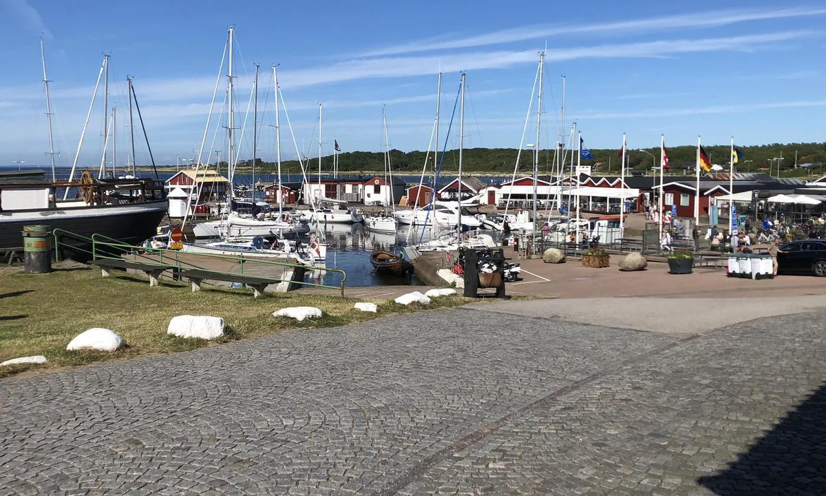 Torekov: {"base": "no", "no": "Gjestehavn sett fra syd", "se": "G\u00e4sthamn sett fr\u00e5n syd", "en": "Guest harbour seen from the south", "da": "G\u00e6stehavn set fra syd"}