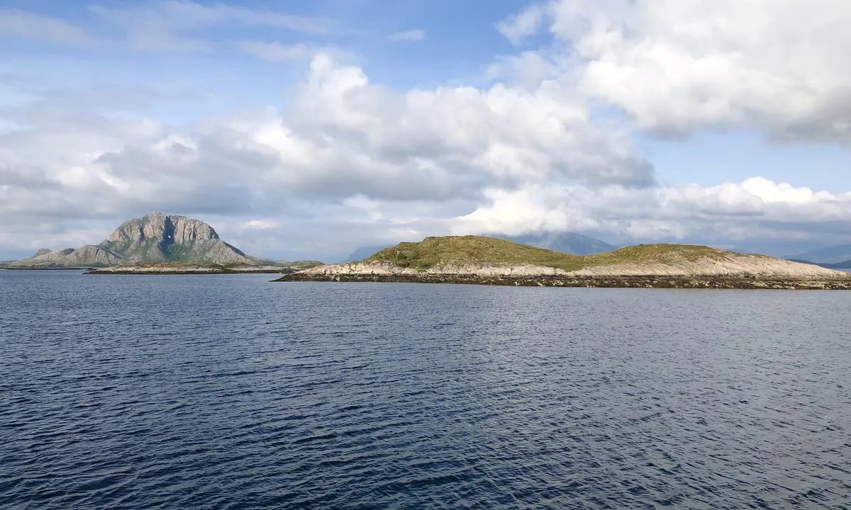 Torghatten - Flagøya: Ellers ligger du omkranset av små, gresskledte øyer.