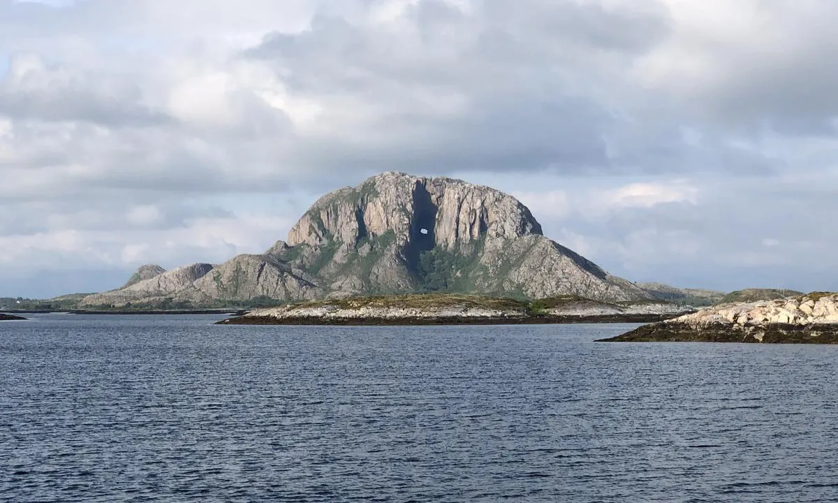 På denne ankringsplassen har du spektakulær utsikt mot Torghatten og ser rett gjennom hullet i fjellet.