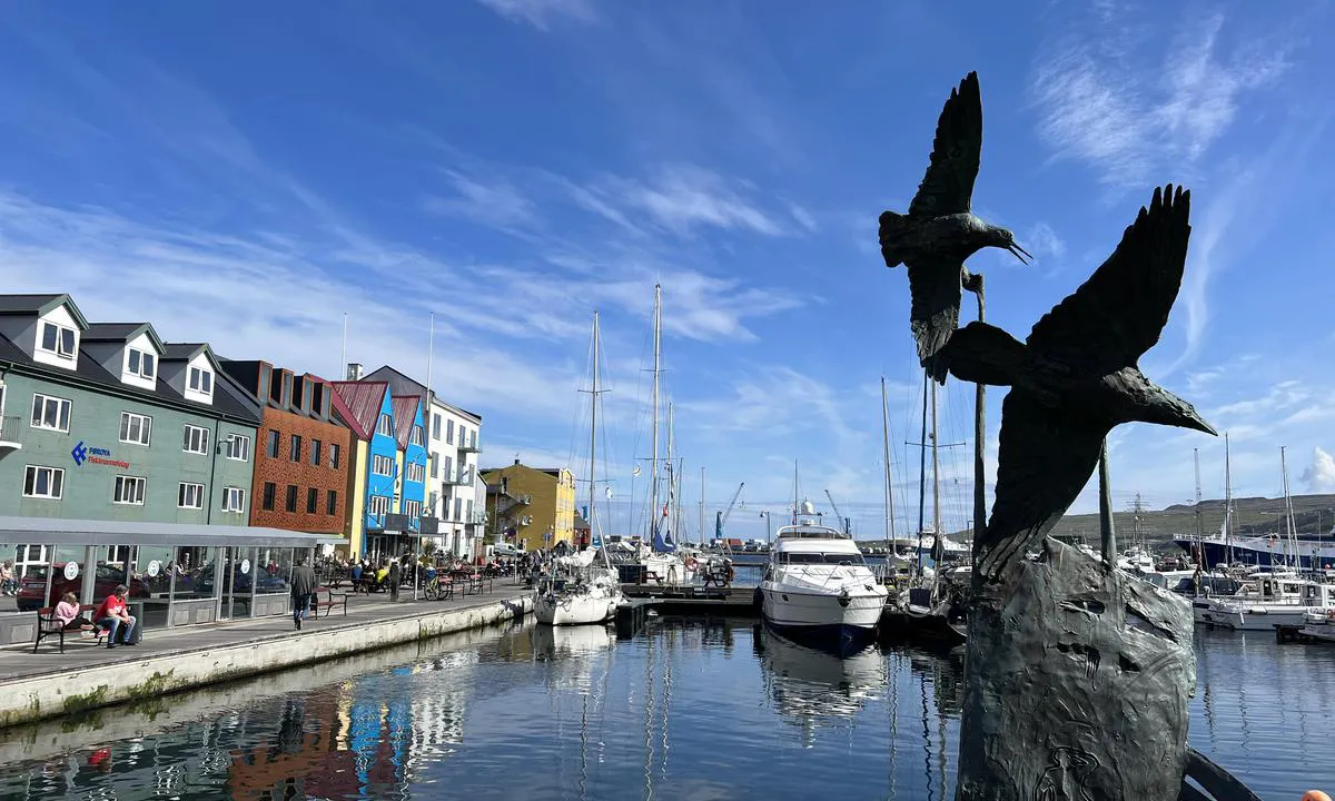 Gjestehavna i Torshavn ligger helt innerst i havna.  God dybde, 2,5 - 3,0 m selv på de innerste plassene.  Kort vei til toalett/dusj/vaskemaskiner.  DKK 250,-/natt uansett størrelse.  Strøm i tillegg etter forbruk, ca. DKK 2,0/kwh.  Kall opp havnesjef på VHF før innseiling.